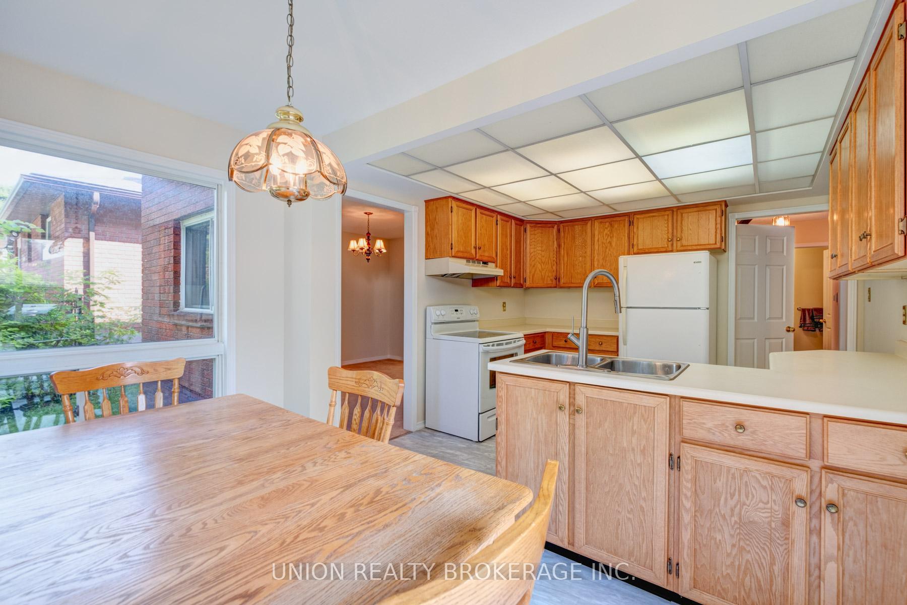 Photo 13 of 20 Richler Crescent, Barrie, Letitia Heights — HOMEH