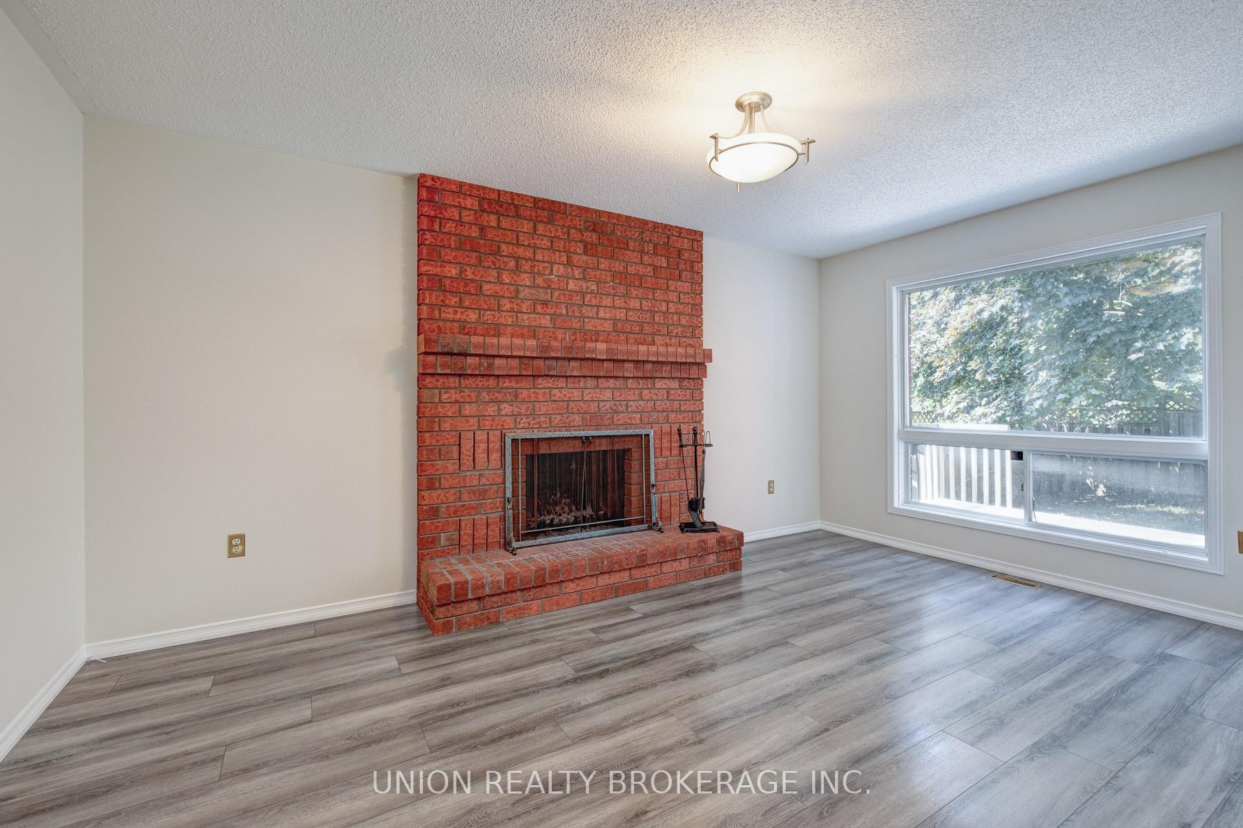 Photo 14 of 20 Richler Crescent, Barrie, Letitia Heights — HOMEH