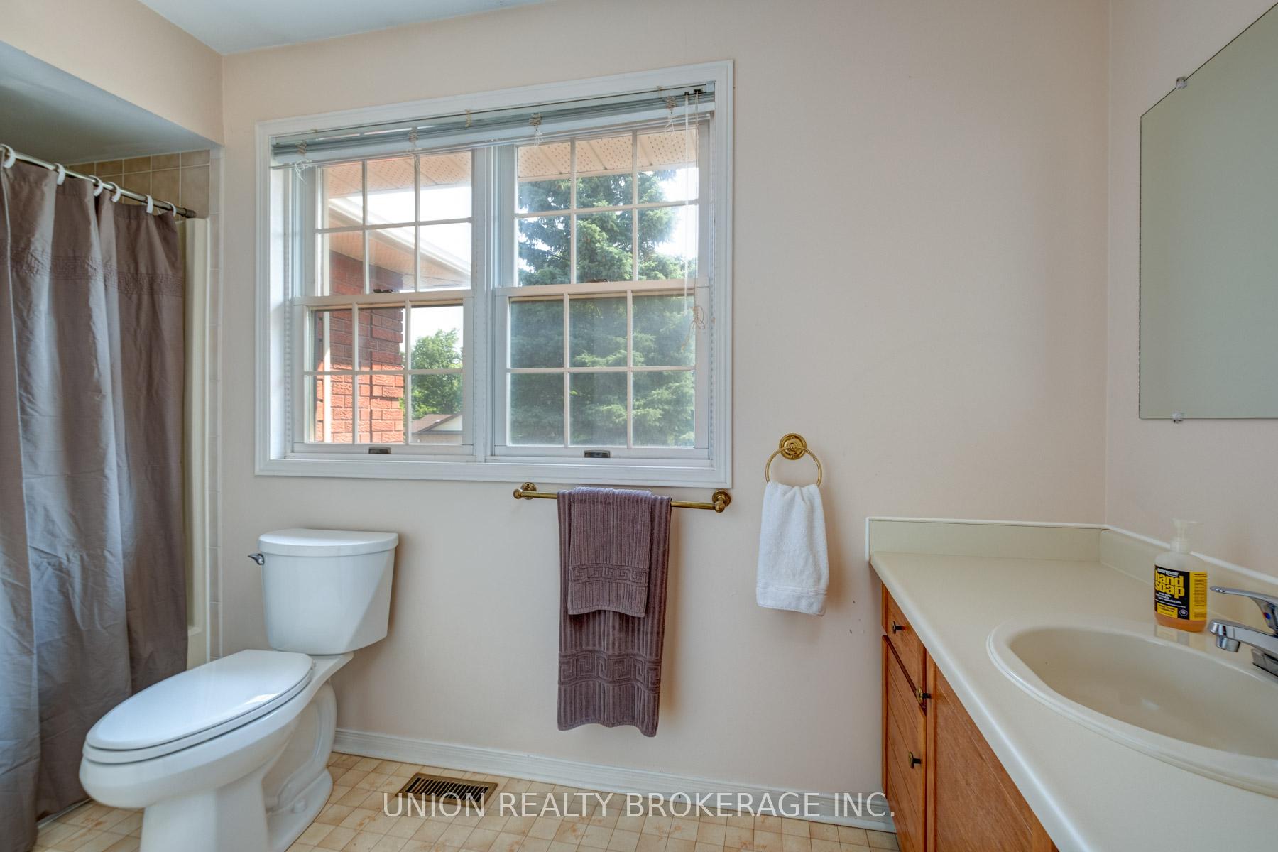 Photo 15 of 20 Richler Crescent, Barrie, Letitia Heights — HOMEH
