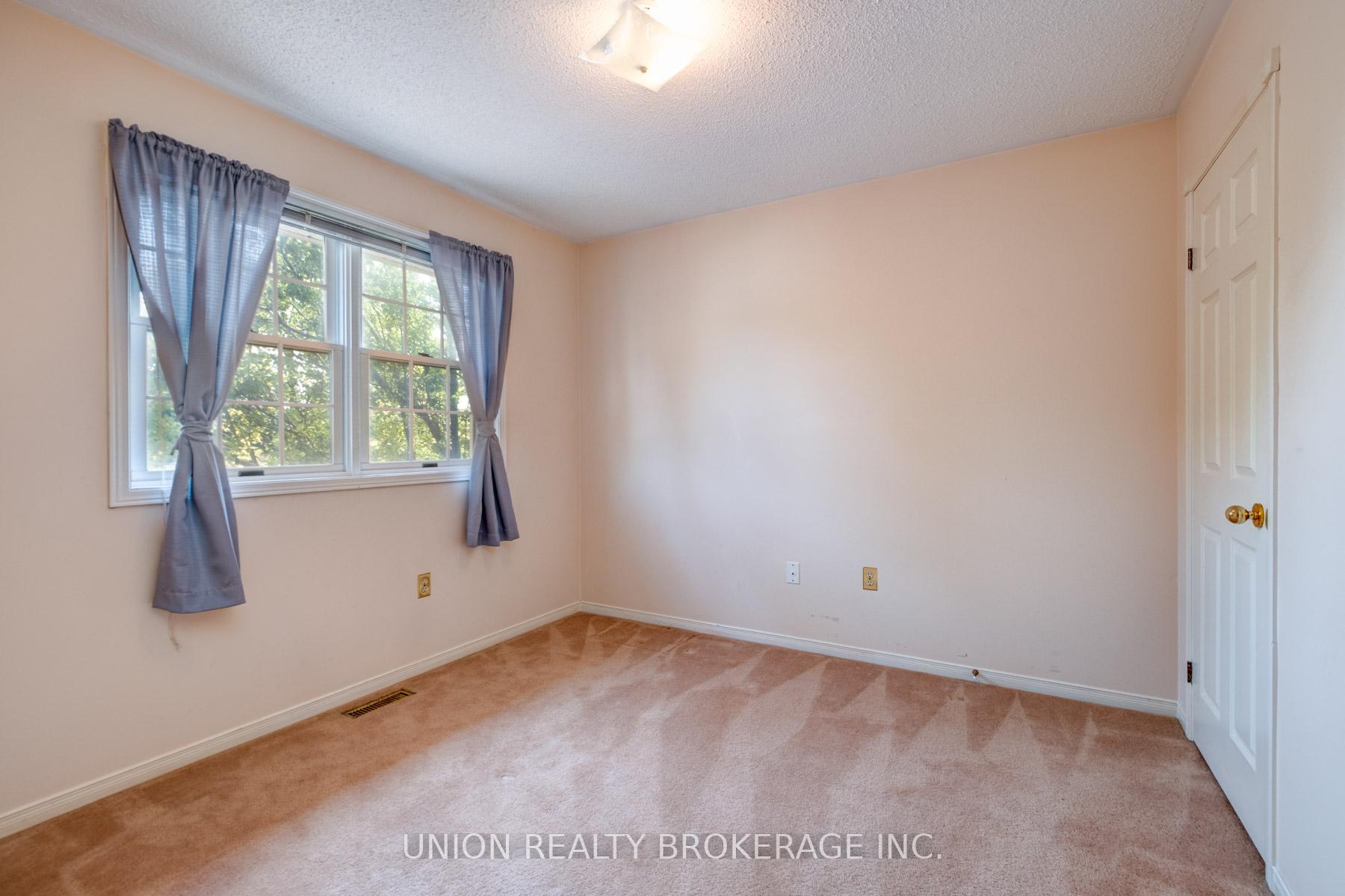 Photo 16 of 20 Richler Crescent, Barrie, Letitia Heights — HOMEH
