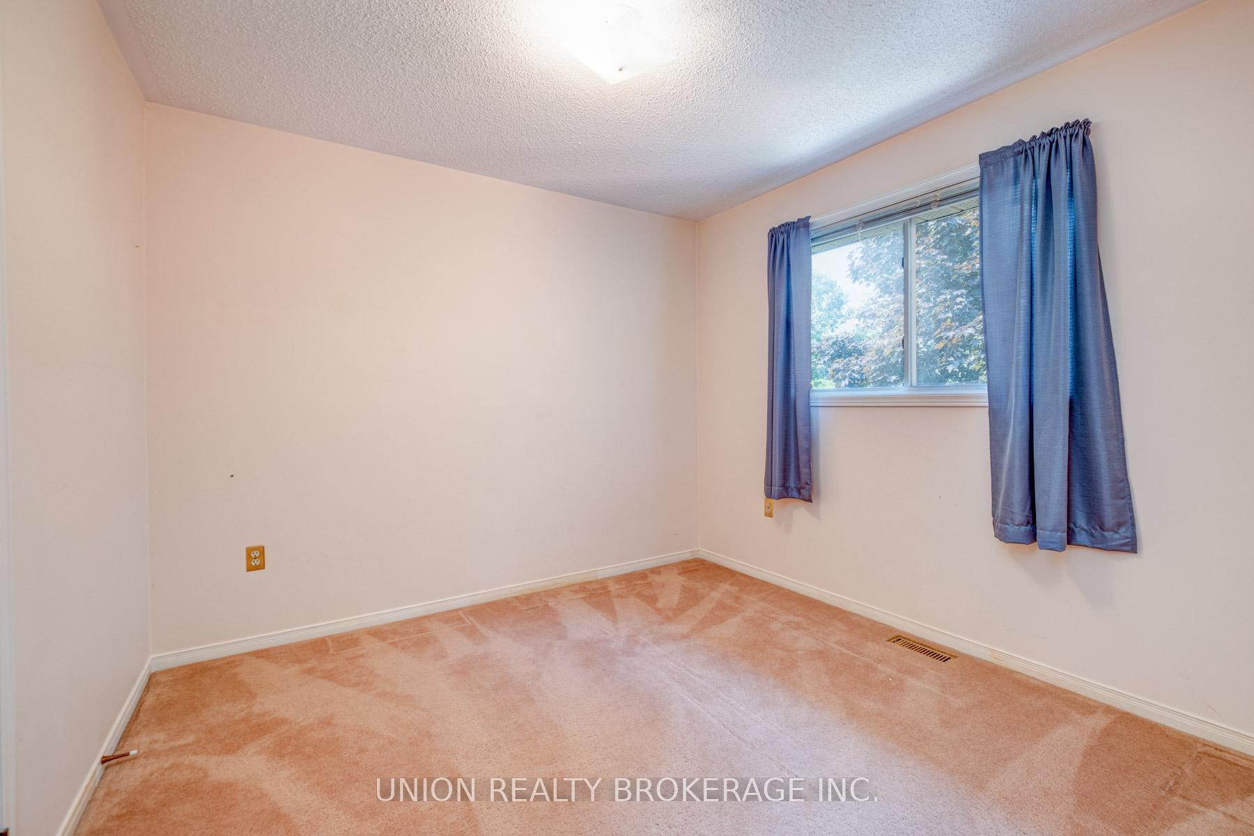 Photo 17 of 20 Richler Crescent, Barrie, Letitia Heights — HOMEH