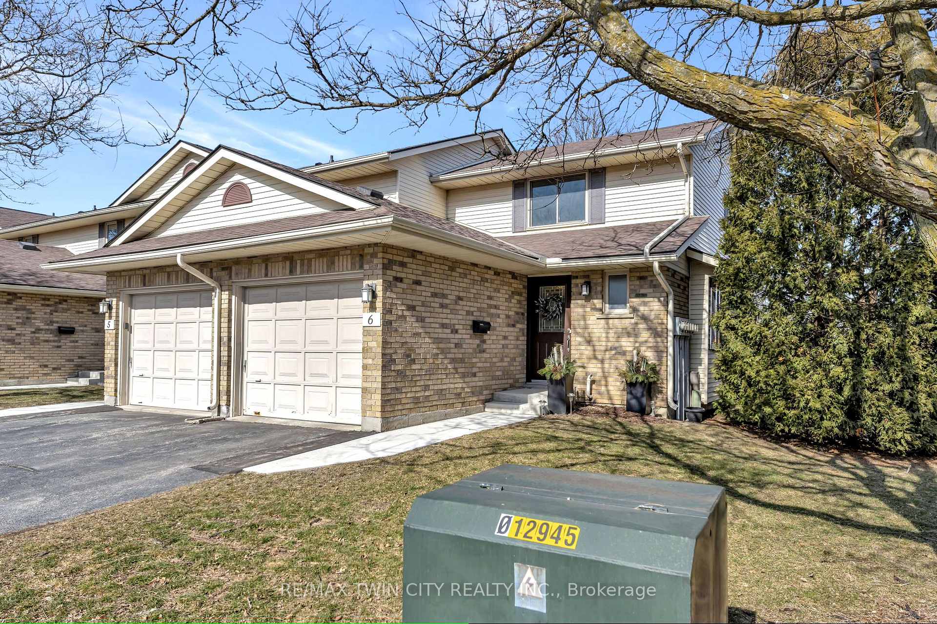 Photo 2 of Unit 6, 375 Kingscourt Drive, Waterloo, Colonial Acres — HOMEH