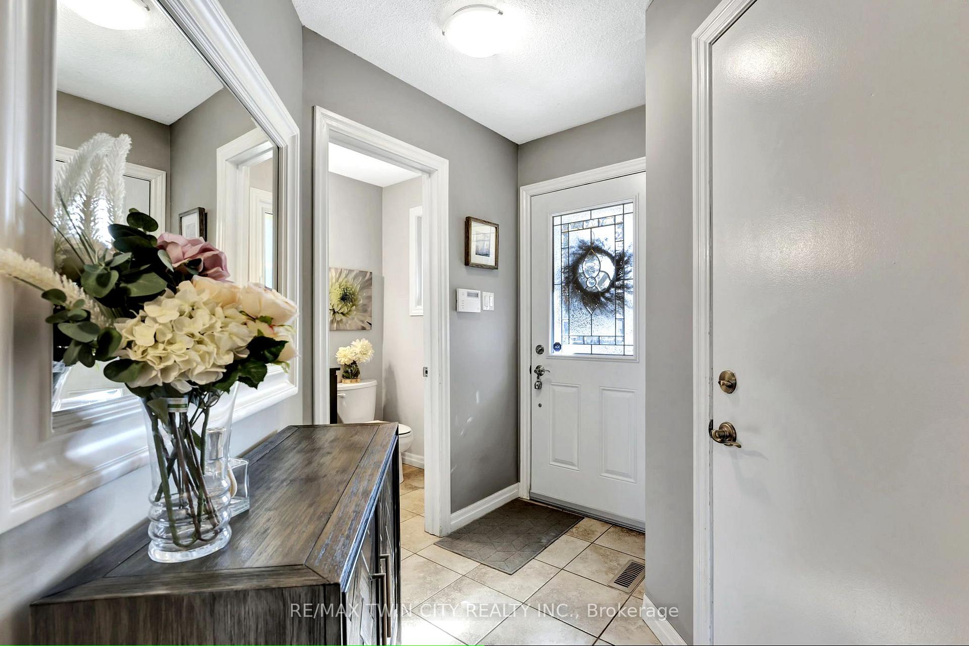 Photo 5 of Unit 6, 375 Kingscourt Drive, Waterloo, Colonial Acres — HOMEH
