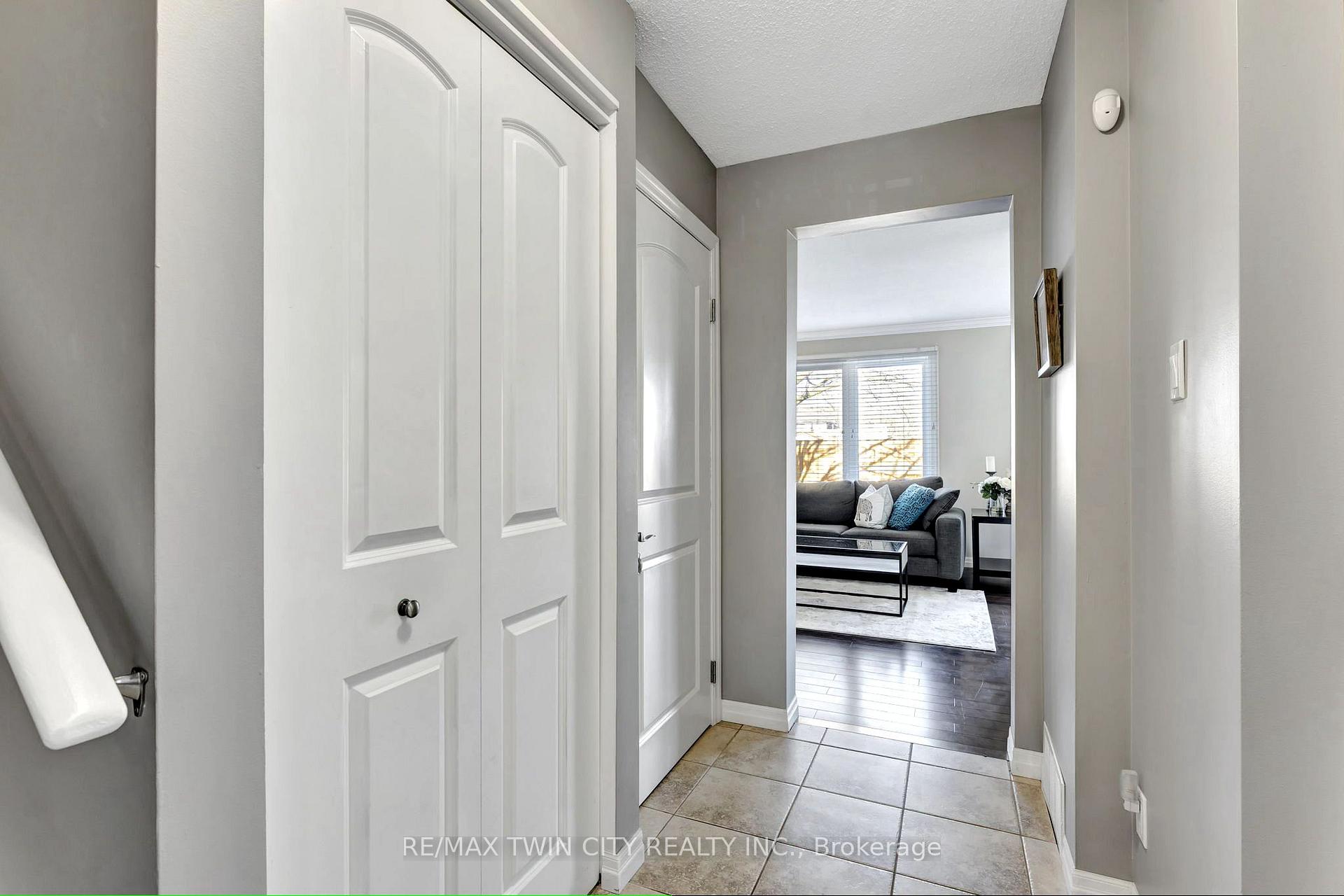 Photo 7 of Unit 6, 375 Kingscourt Drive, Waterloo, Colonial Acres — HOMEH