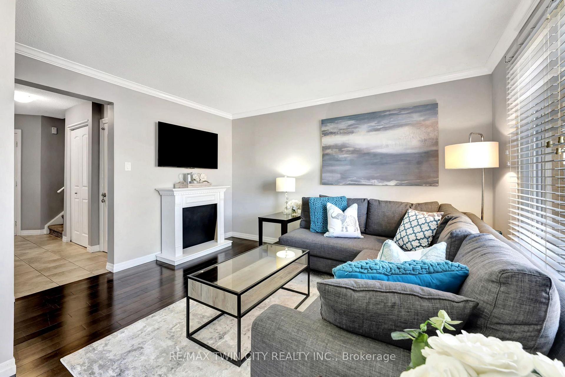 Photo 8 of Unit 6, 375 Kingscourt Drive, Waterloo, Colonial Acres — HOMEH