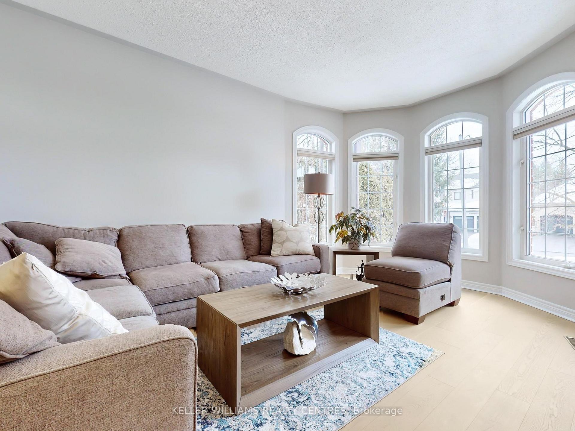 Photo 5 of 38 Benville Crescent, Aurora, Aurora Estates — HOMEH