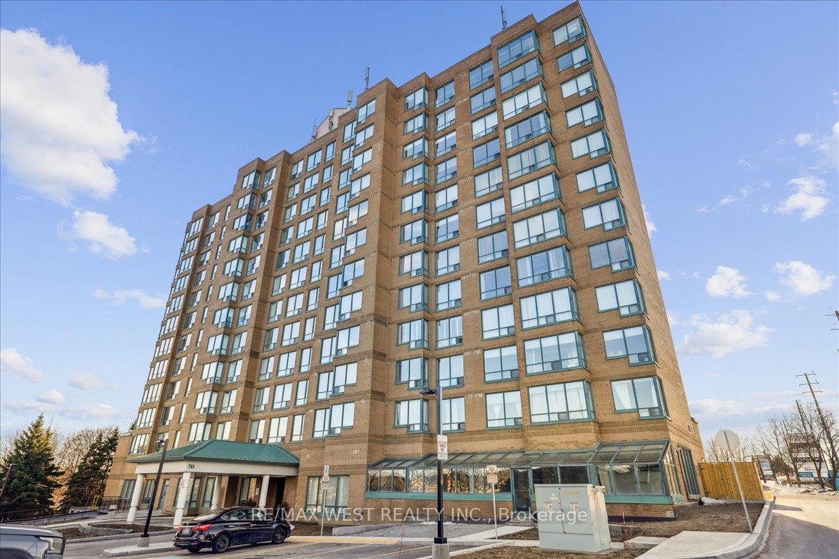 Front of Unit 604, 711 Rossland Road E