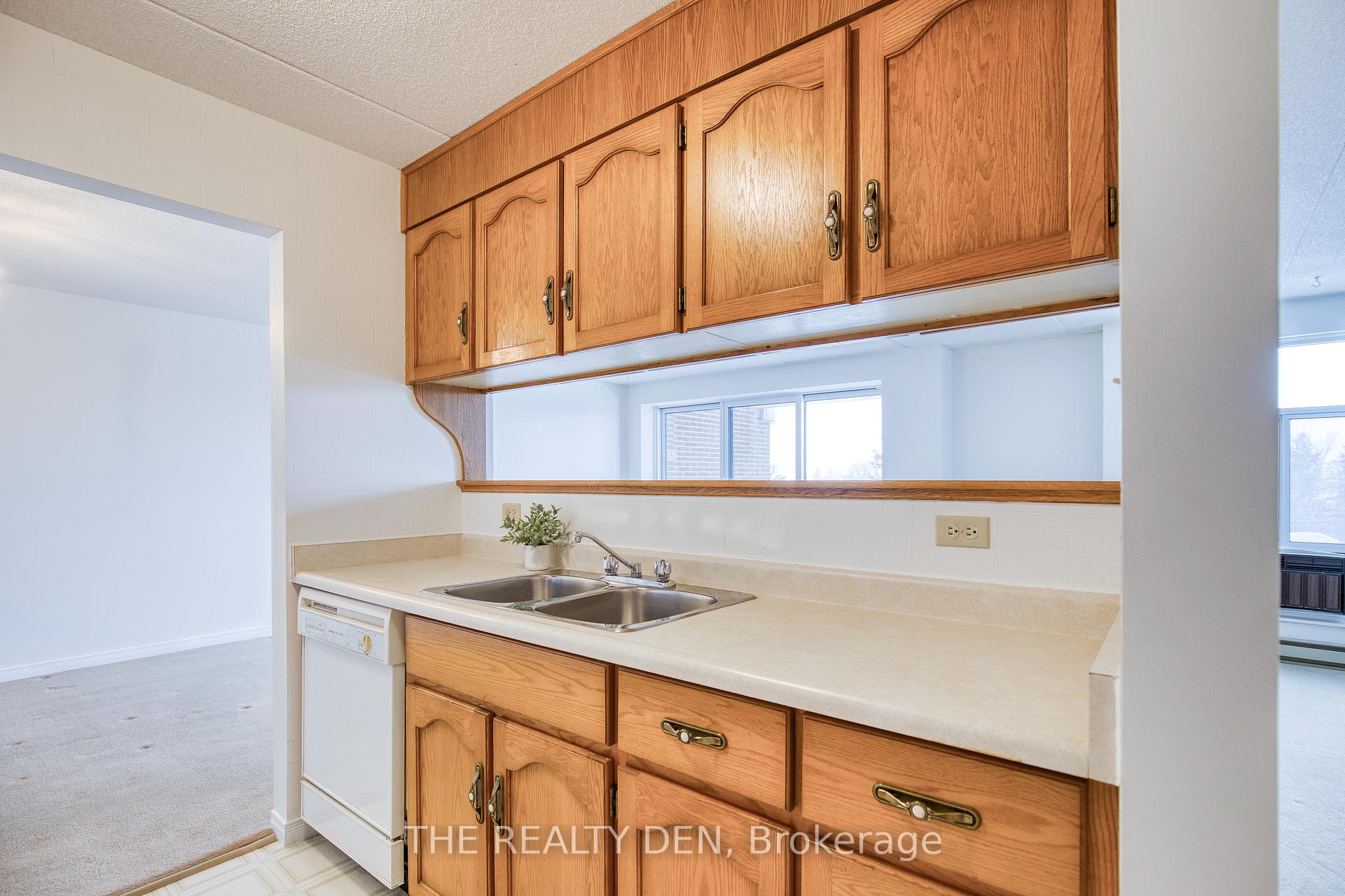 Photo 12 of Unit 603, 8 Christopher Court, Guelph, Kortright West — HOMEH