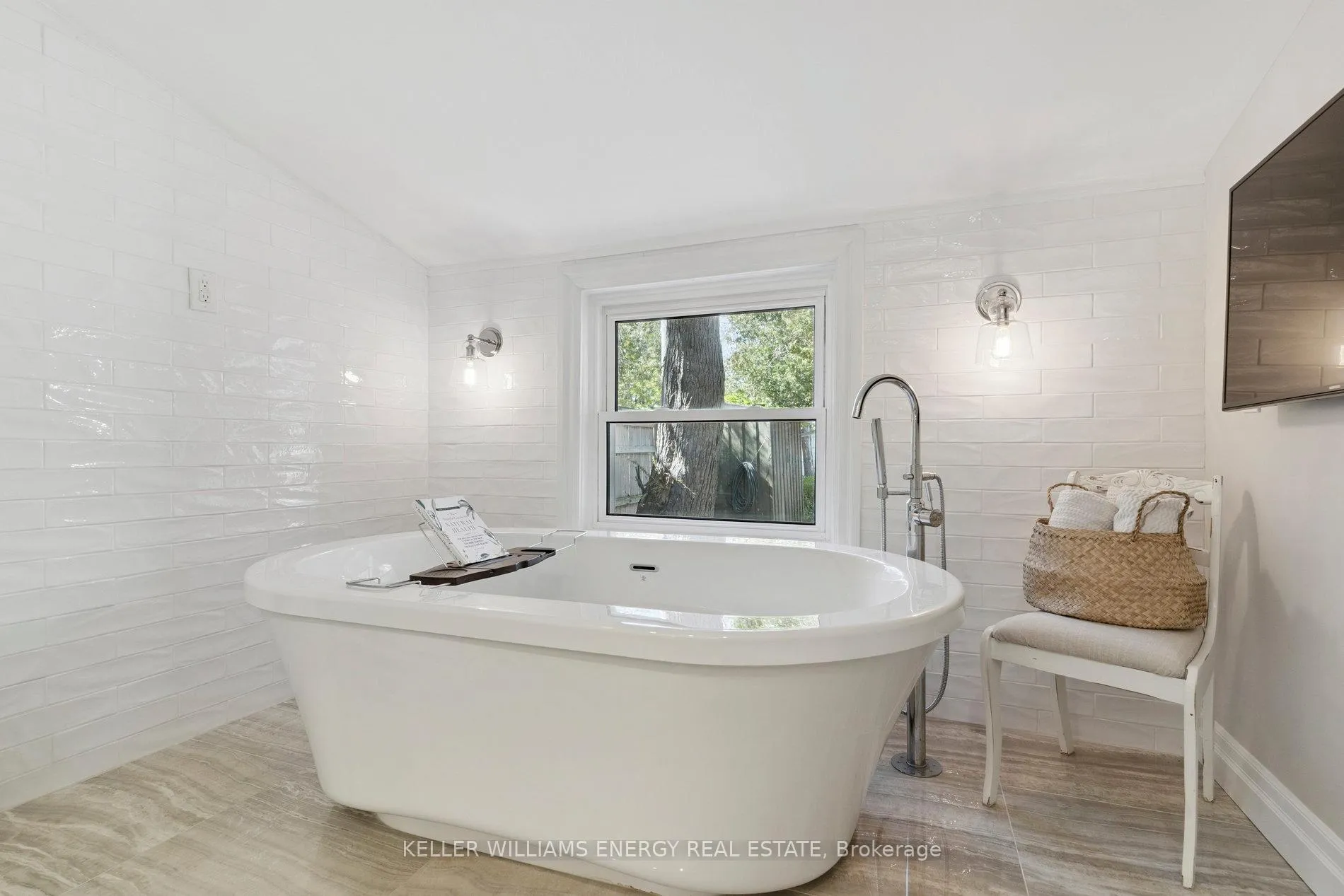 Photo 14 of 141 Cedar Crest Beach Road, Clarington, Bowmanville — HOMEH