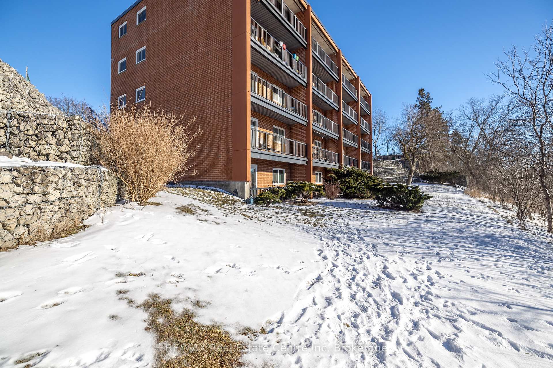 Photo 8 of Unit 102, 41 Conroy Crescent, Guelph, Dovercliffe Park/Old University — HOMEH
