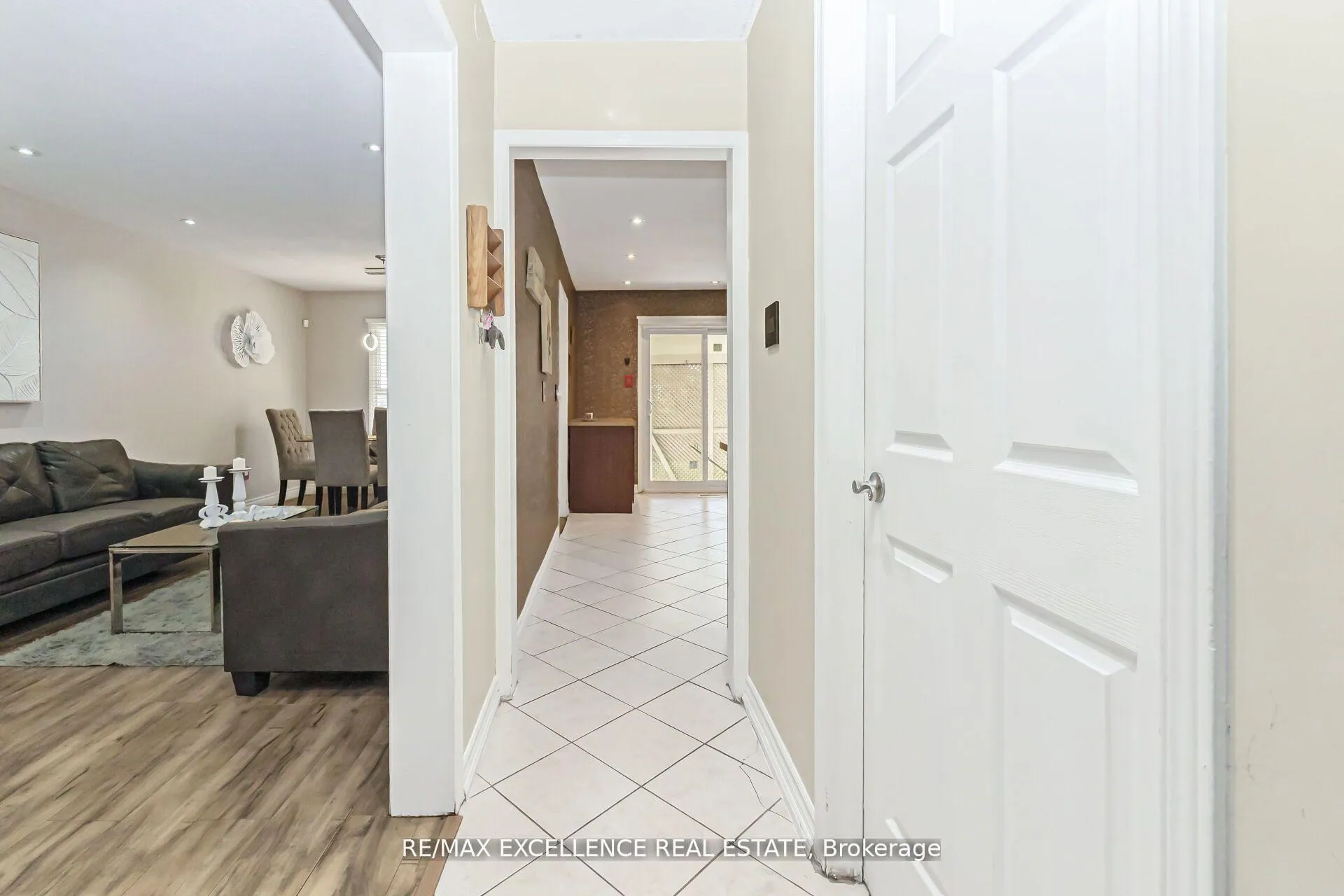Photo 8 of 29 Faywood Drive, Brampton, Fletcher's West — HOMEH