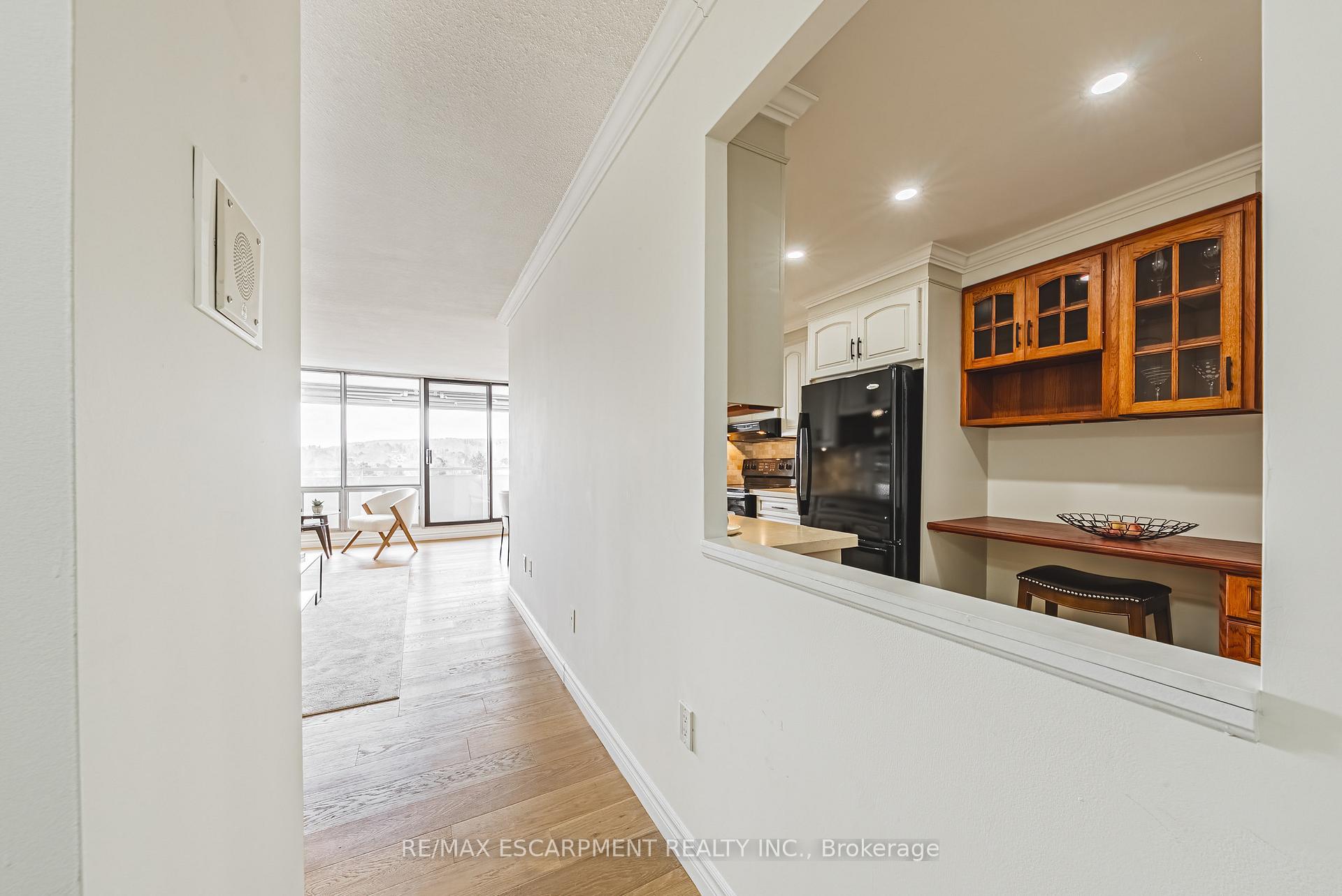 Photo 3 of Unit 808, 2055 Upper Middle Road, Burlington, Brant Hills — HOMEH