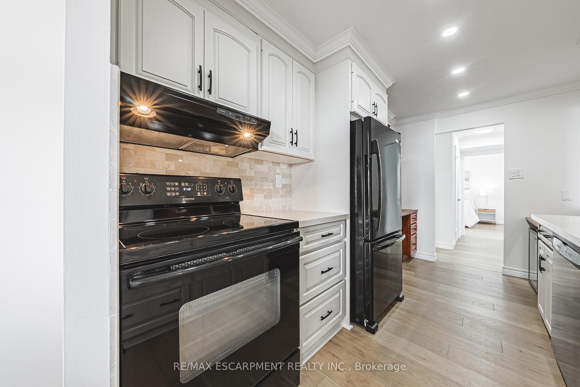 Photo 13 of Unit 808, 2055 Upper Middle Road, Burlington, Brant Hills — HOMEH