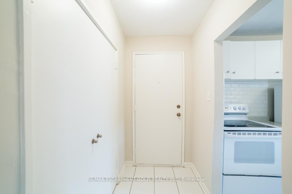 Photo 7 of Unit 6, 2433 First Street, Burlington, Brant — HOMEH