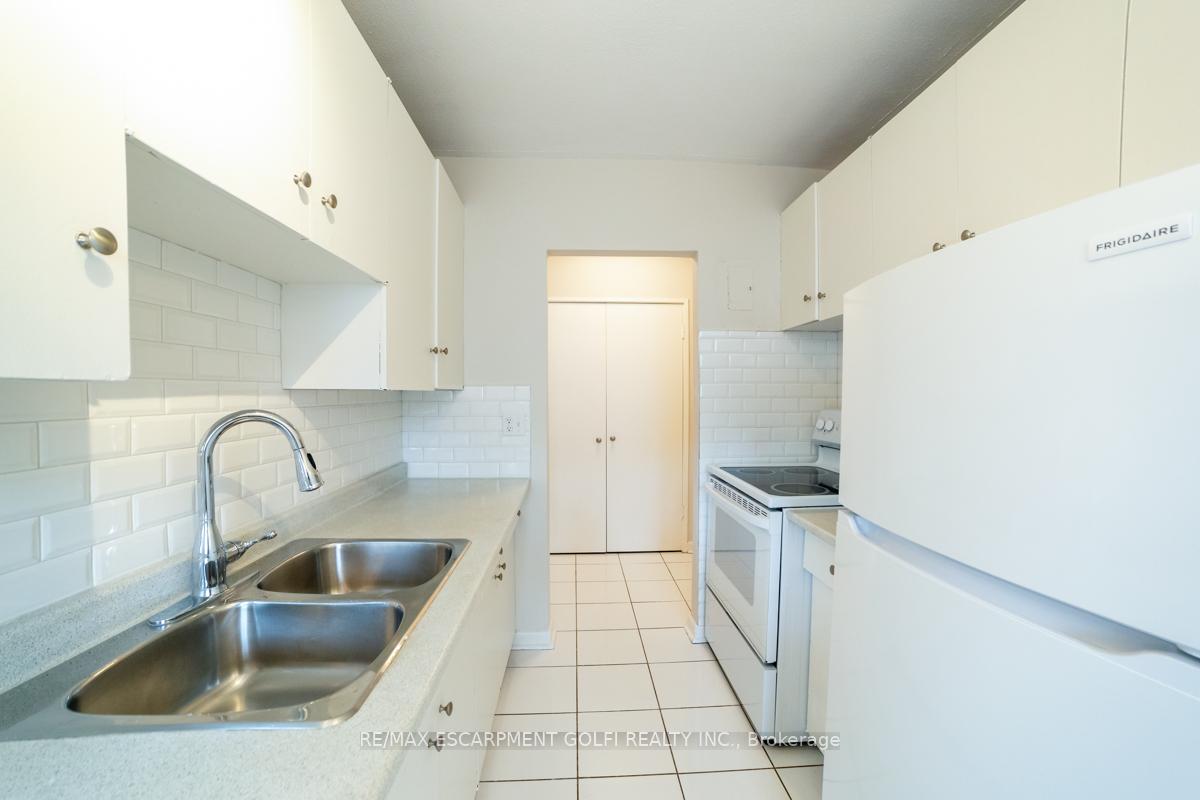 Photo 8 of Unit 6, 2433 First Street, Burlington, Brant — HOMEH