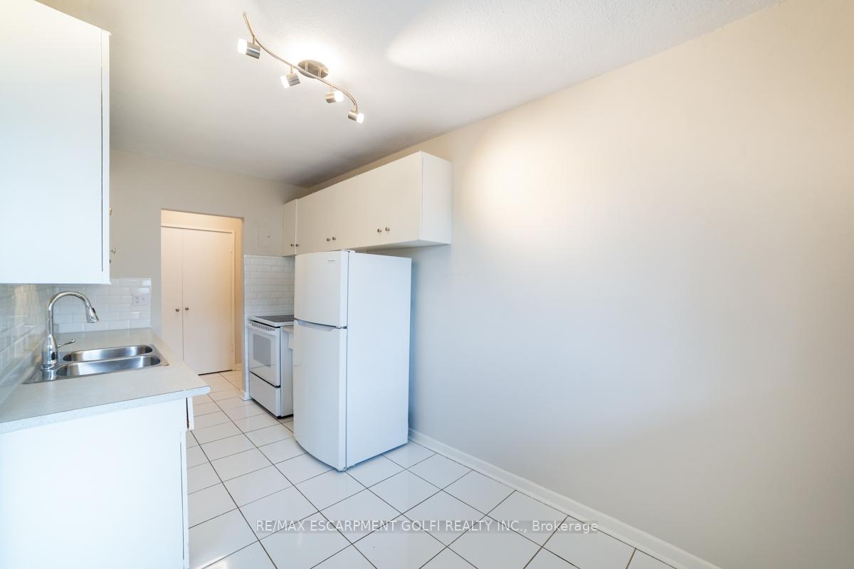 Photo 10 of Unit 6, 2433 First Street, Burlington, Brant — HOMEH