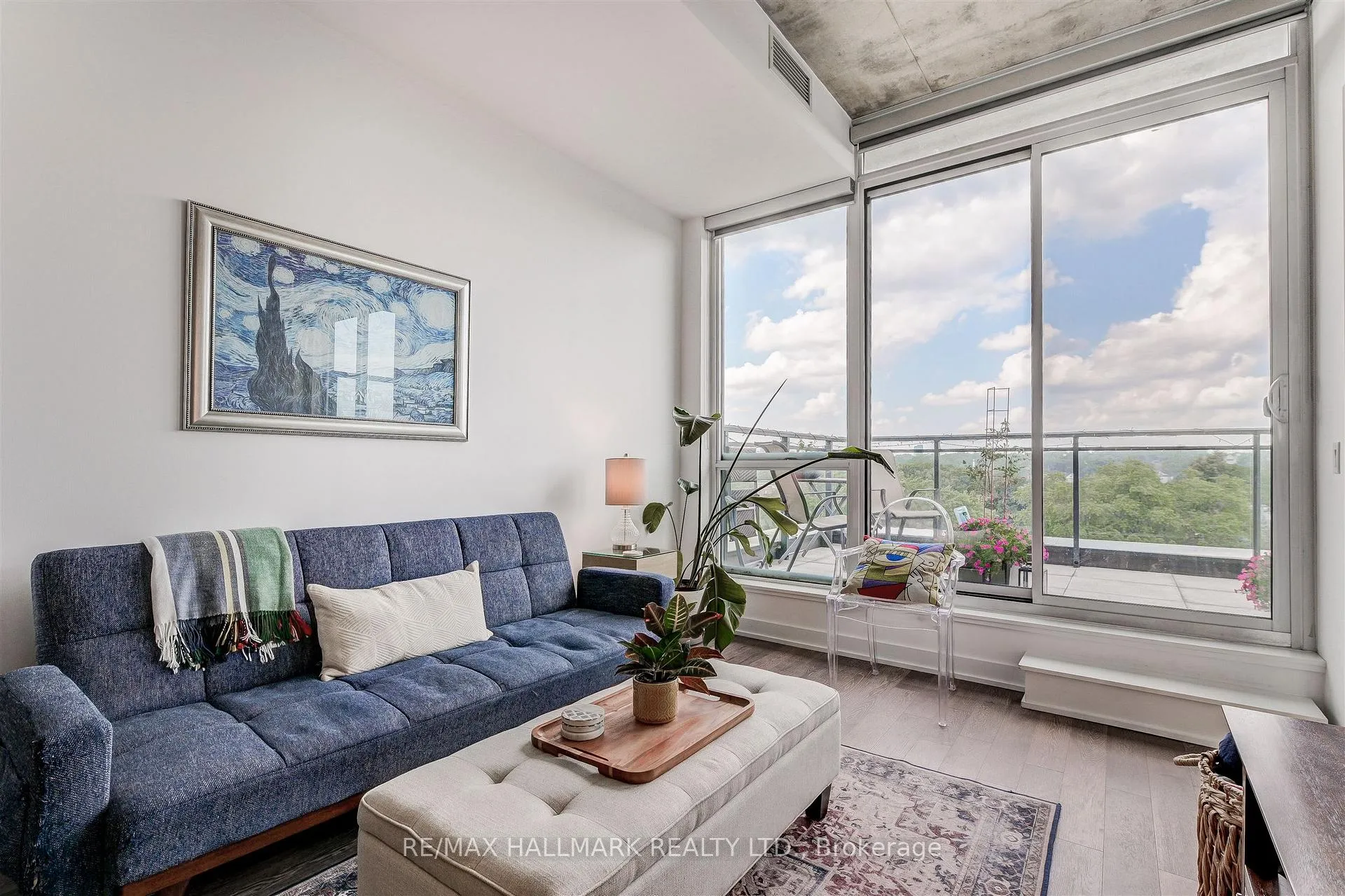 Front of Unit 813, 1238 Dundas Street E