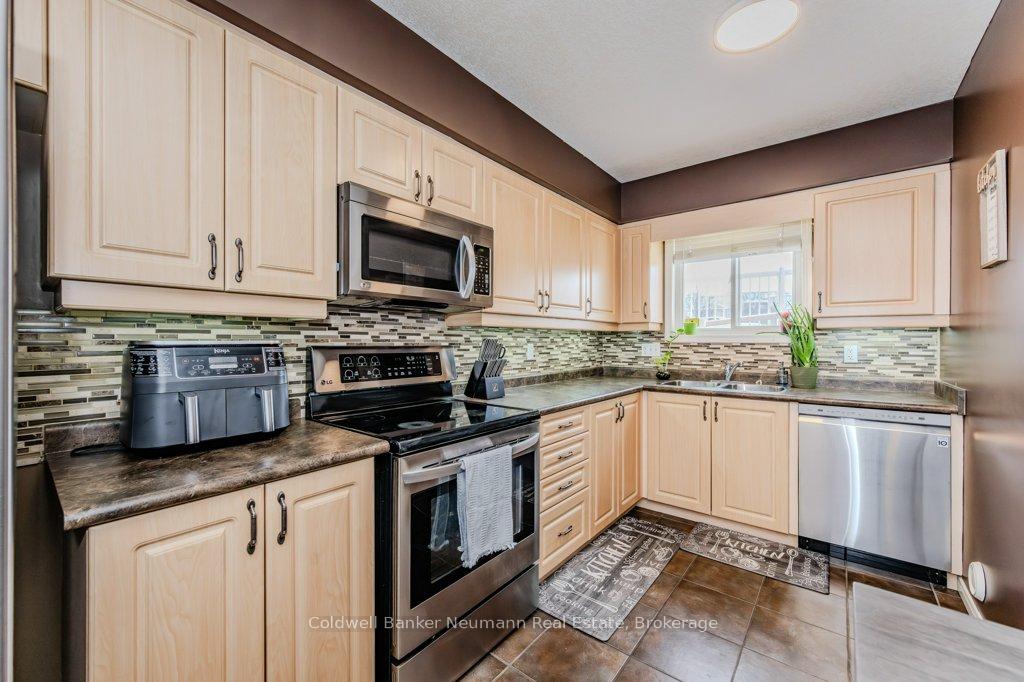 Photo 8 of Unit 16D, 50 Howe Drive, Kitchener, Laurentian Hills — HOMEH