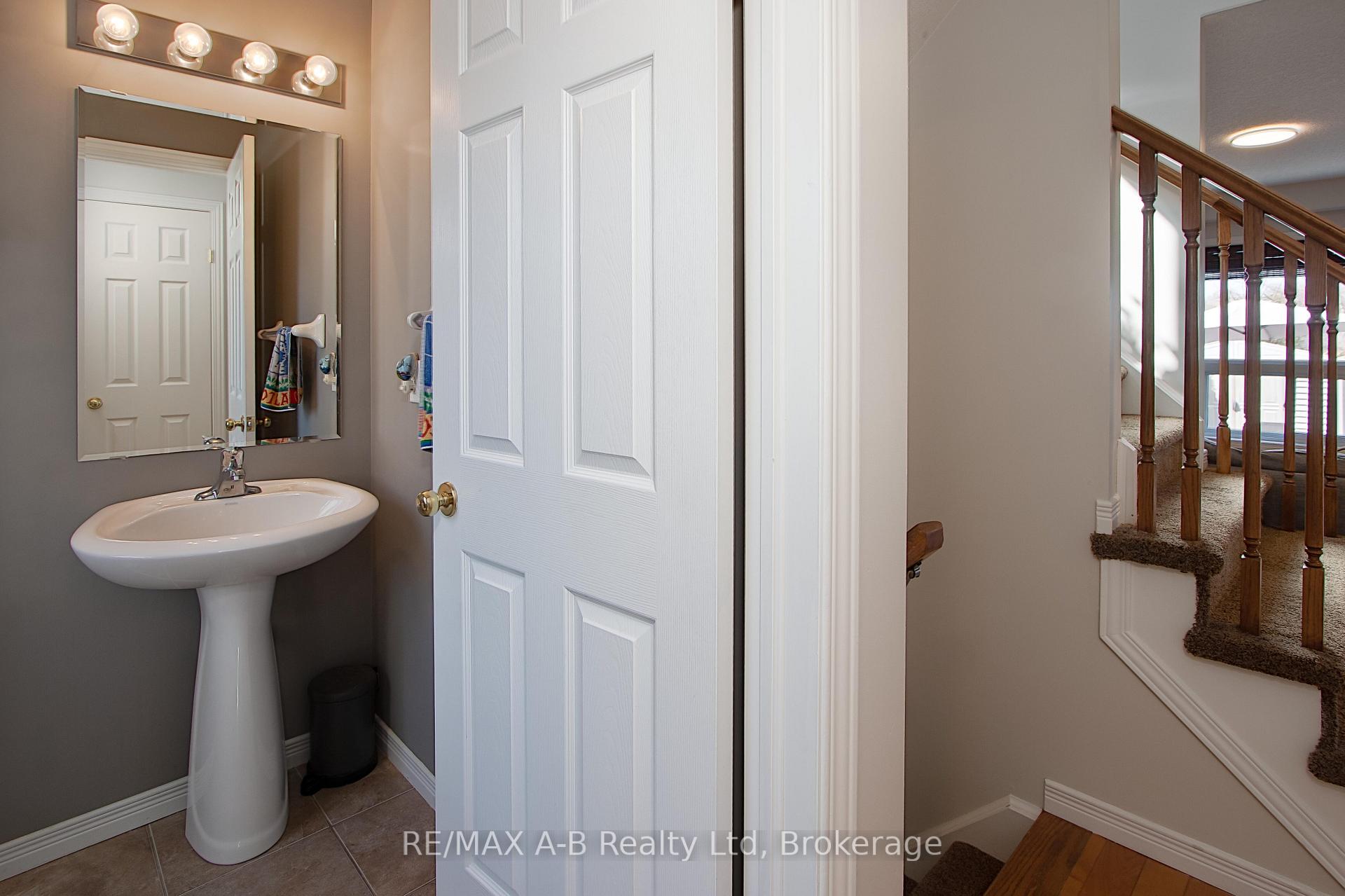 Photo 4 of 35 Pond View Drive, Wellesley — HOMEH