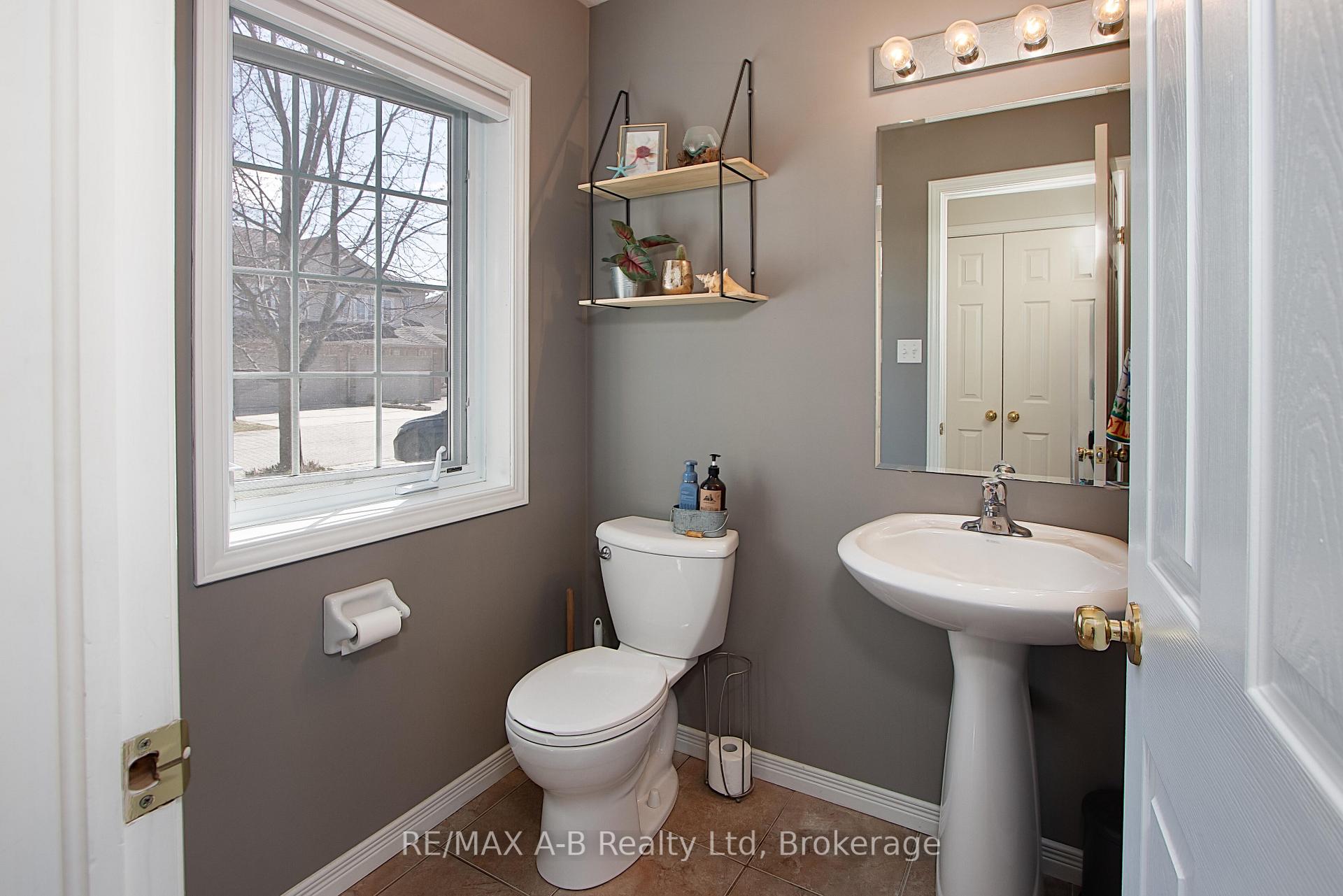 Photo 5 of 35 Pond View Drive, Wellesley — HOMEH