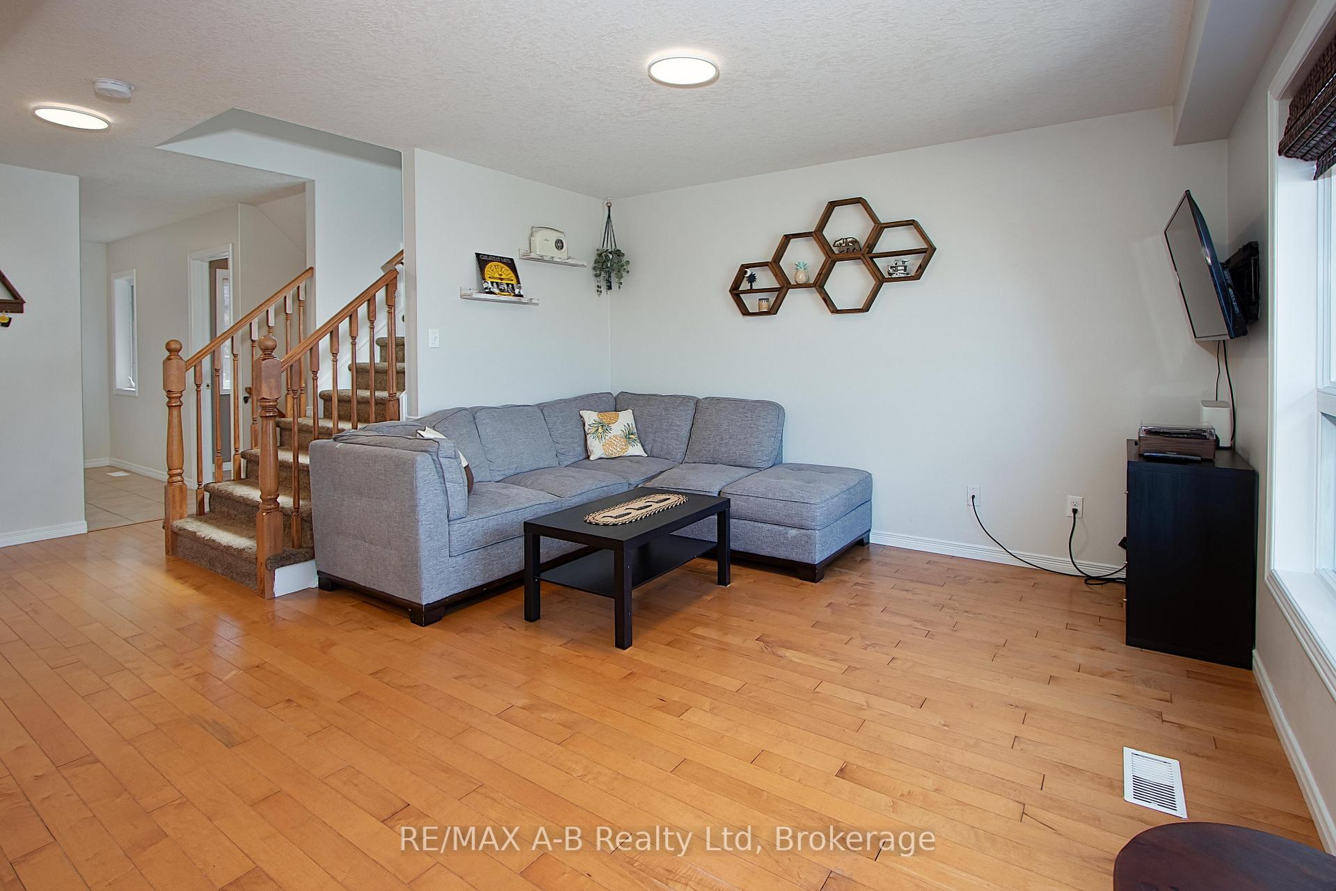 Photo 7 of 35 Pond View Drive, Wellesley — HOMEH