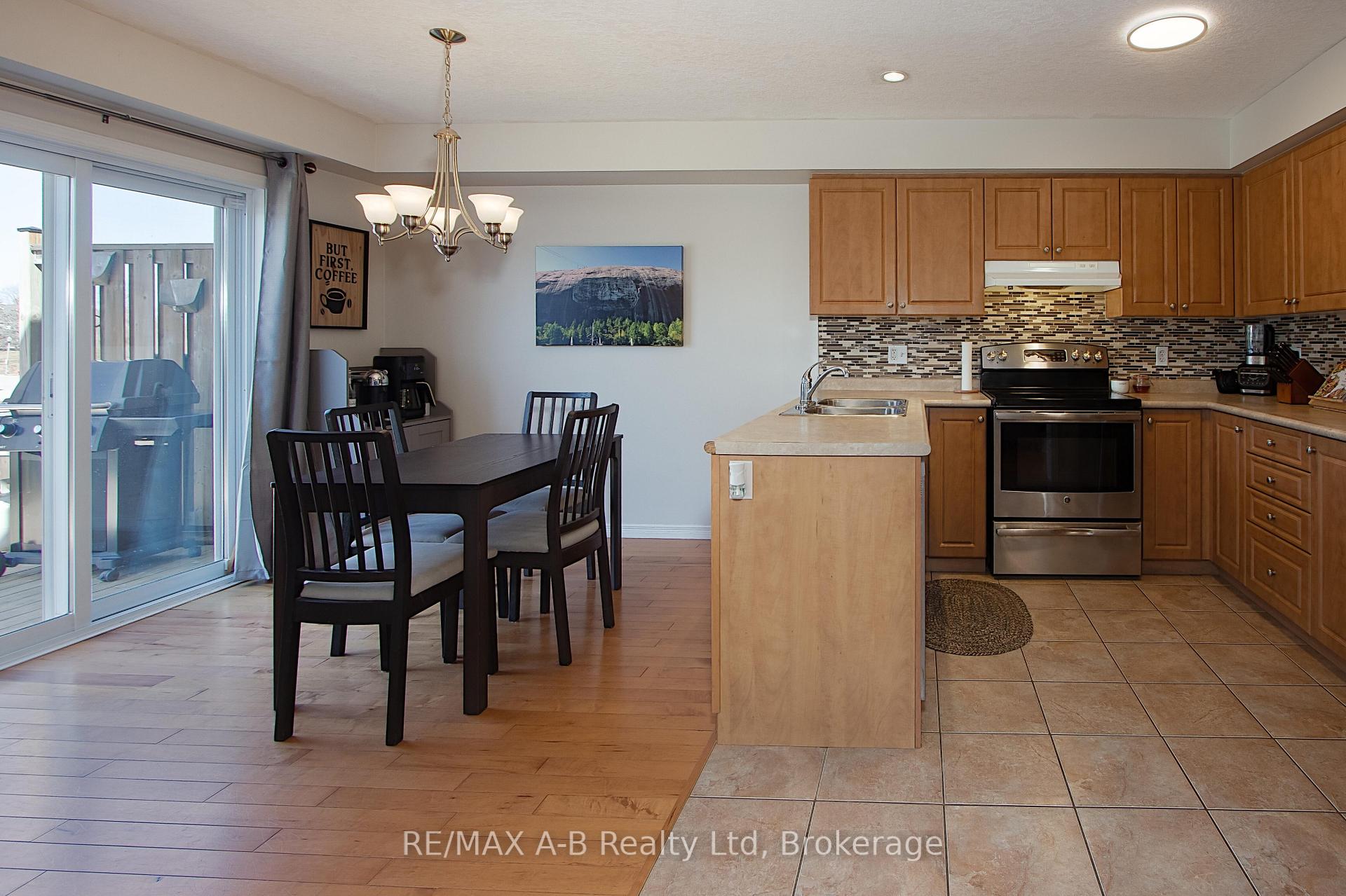 Photo 10 of 35 Pond View Drive, Wellesley — HOMEH