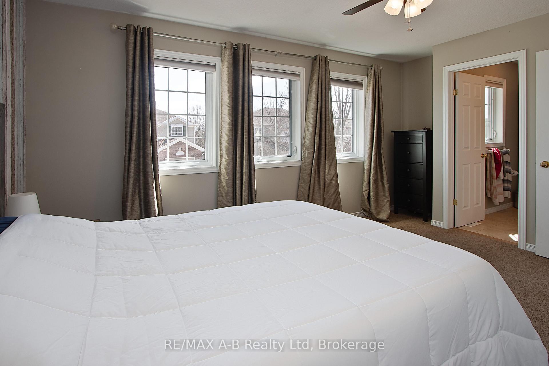 Photo 13 of 35 Pond View Drive, Wellesley — HOMEH