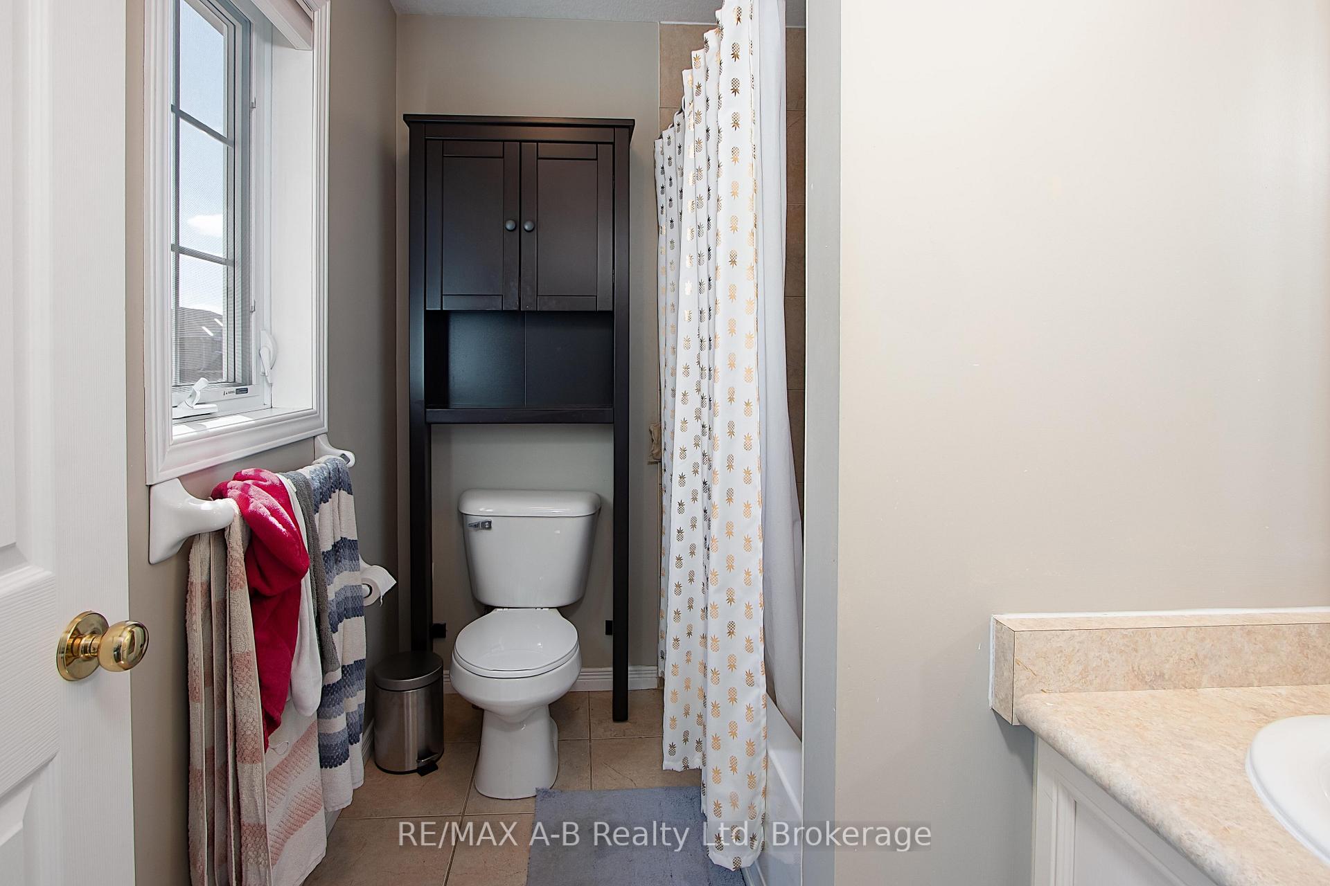 Photo 15 of 35 Pond View Drive, Wellesley — HOMEH