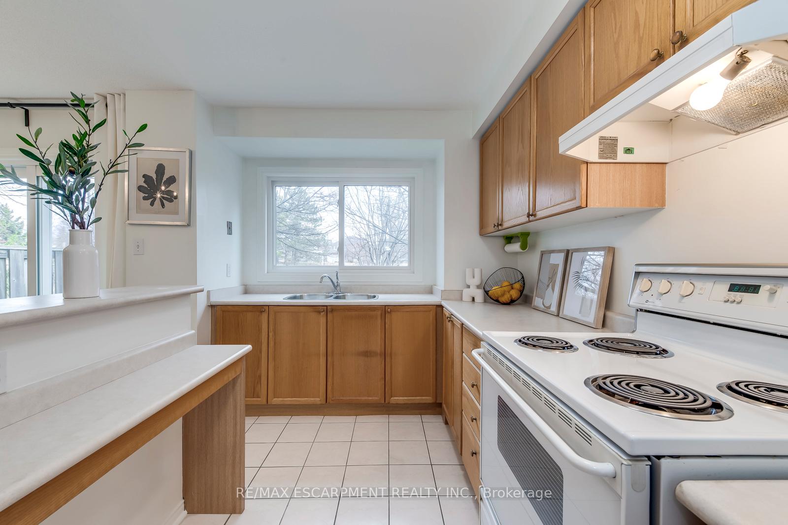 Photo 16 of Unit 21, 2920 Headon Forest Drive, Burlington, Headon — HOMEH