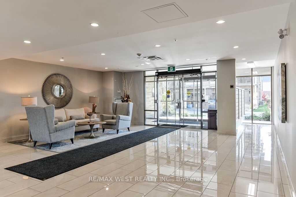 Photo 3 of Unit 115, 35 Southshore Crescent, Hamilton, Lakeshore — HOMEH