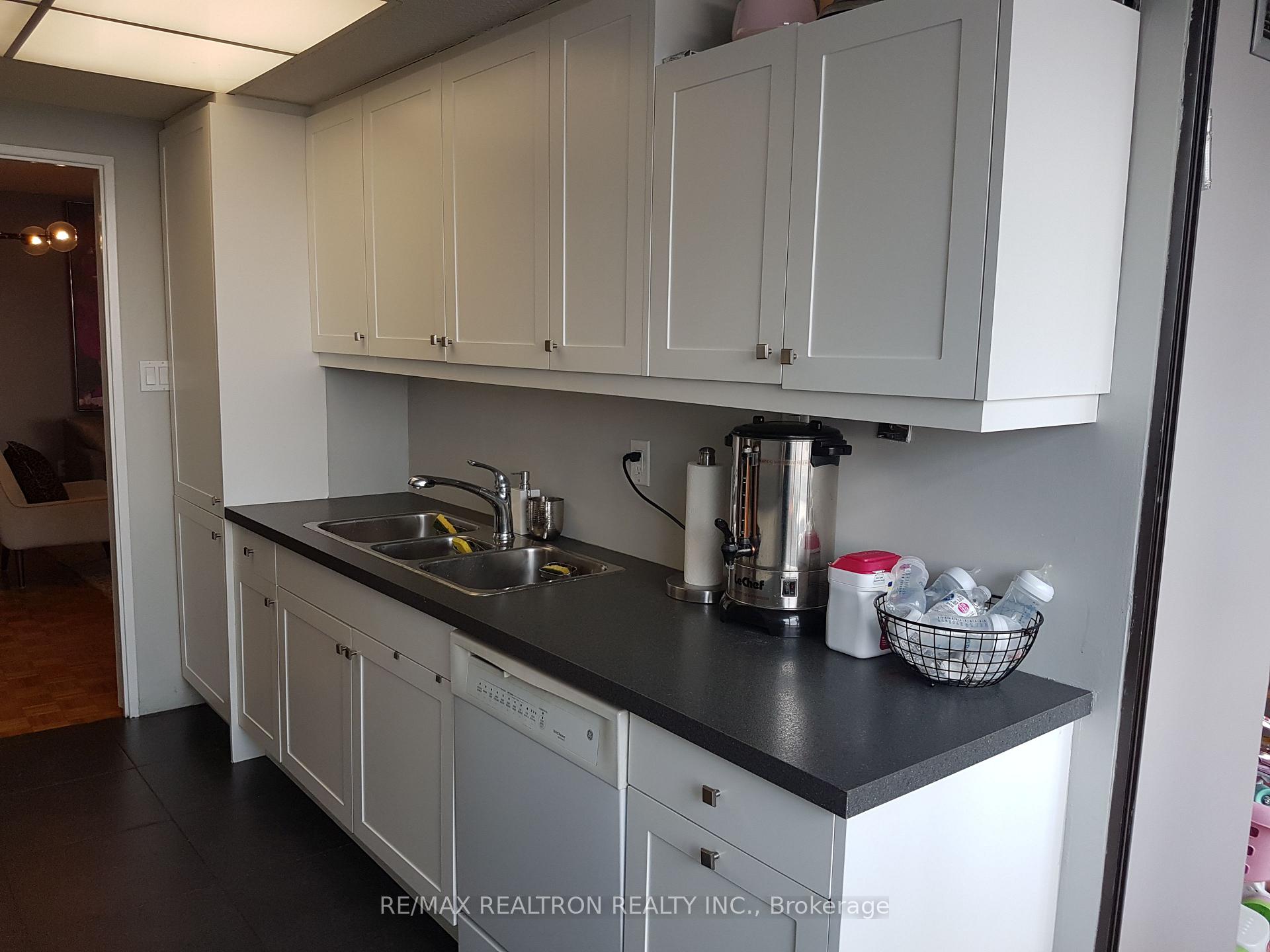 Photo 5 of Unit 410, 3000 Bathurst Street, Toronto, Englemount-Lawrence — HOMEH