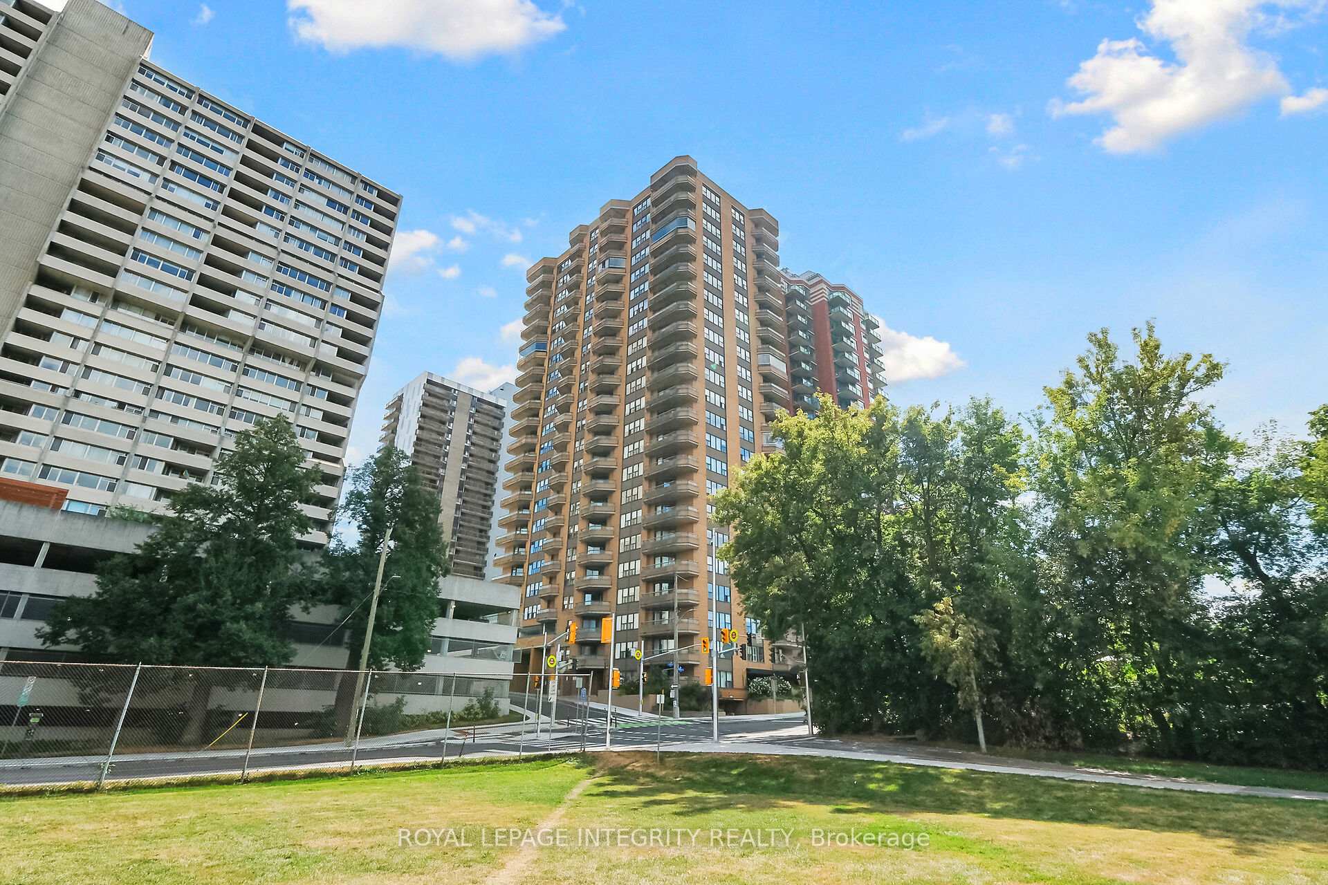 Front of Unit 601, 556 Laurier Avenue W