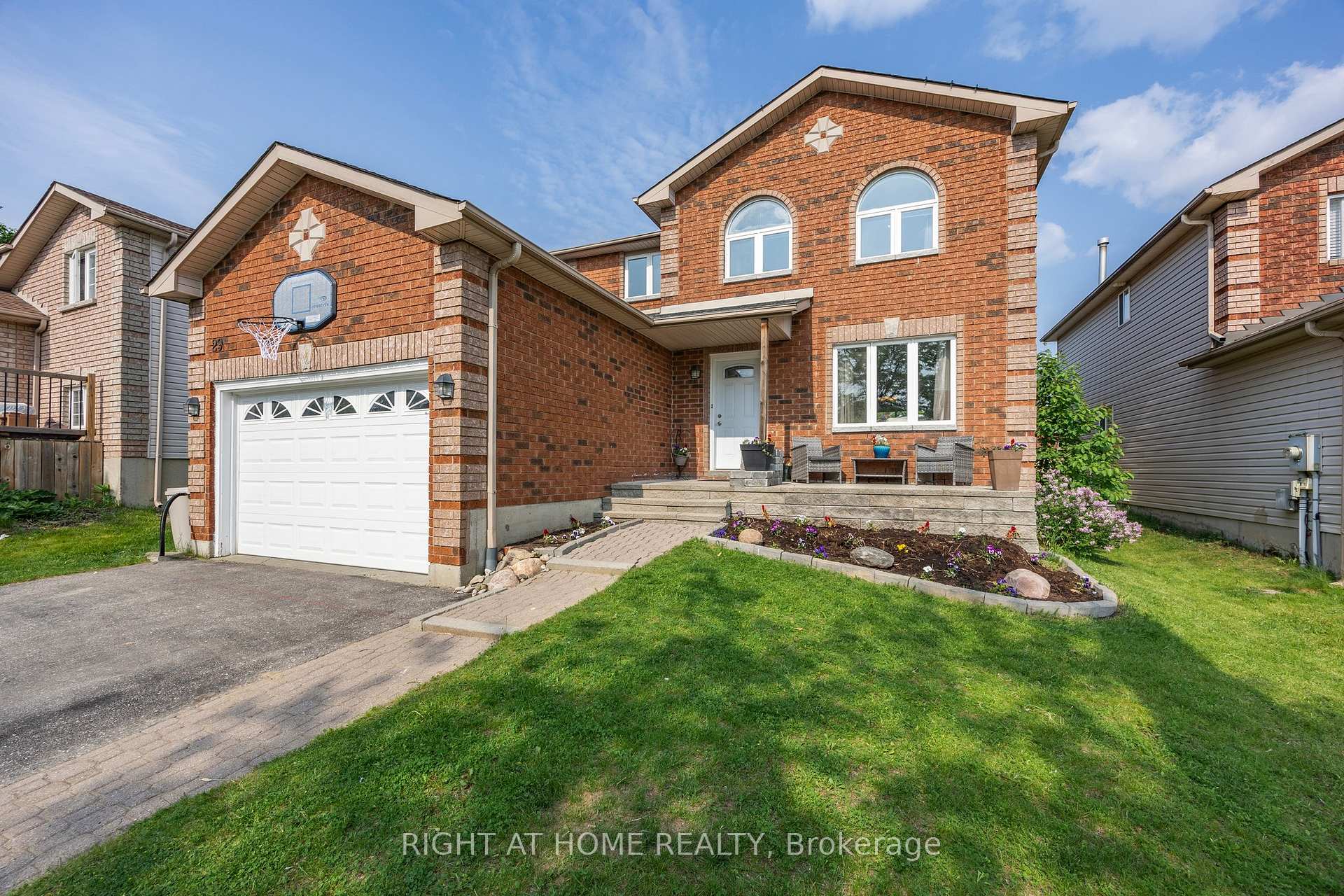 Photo 2 of 29 Hersey Crescent, Barrie, Holly — HOMEH