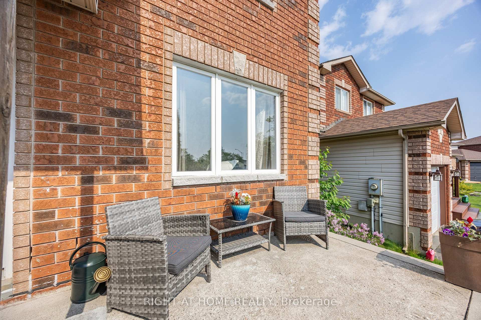 Photo 3 of 29 Hersey Crescent, Barrie, Holly — HOMEH