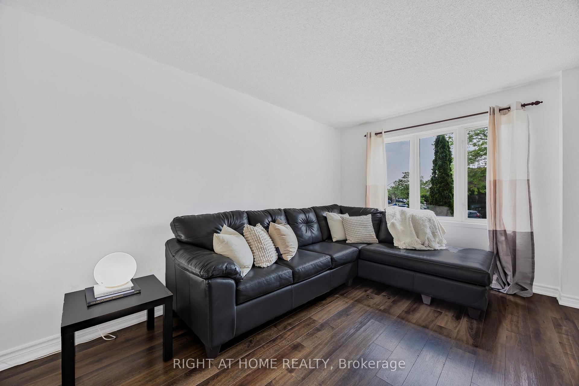 Photo 7 of 29 Hersey Crescent, Barrie, Holly — HOMEH