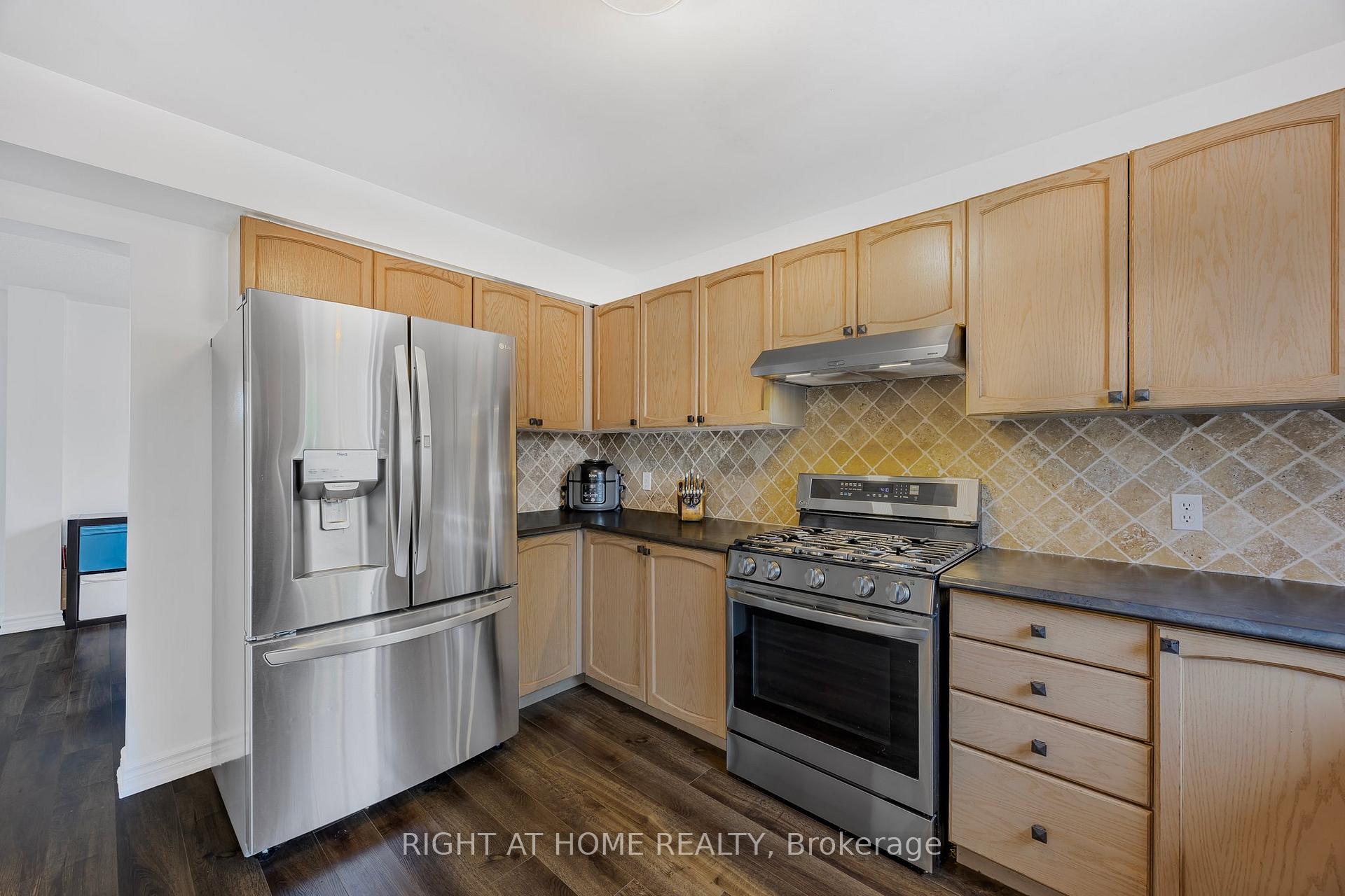Photo 11 of 29 Hersey Crescent, Barrie, Holly — HOMEH