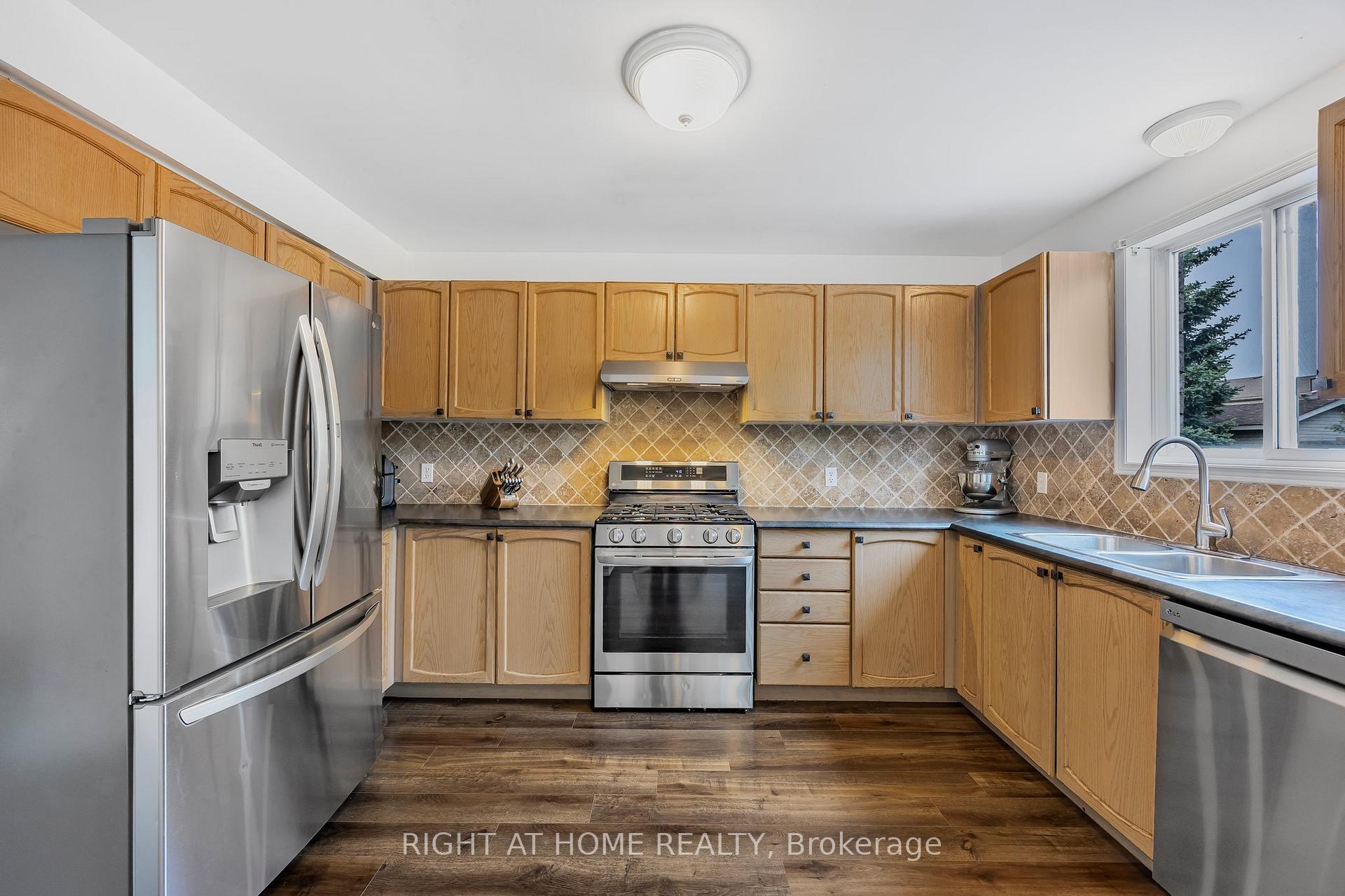 Photo 13 of 29 Hersey Crescent, Barrie, Holly — HOMEH
