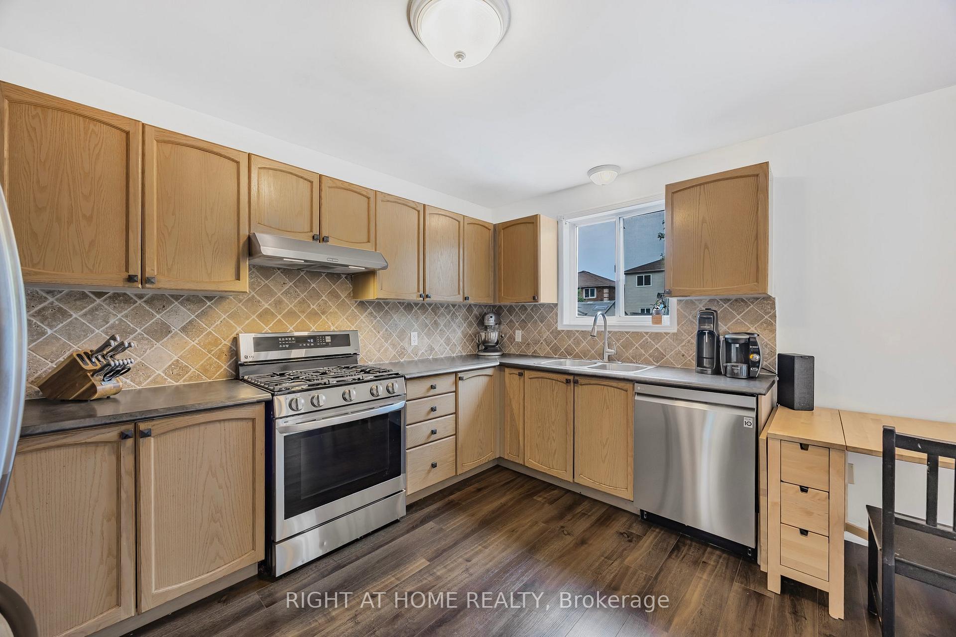 Photo 14 of 29 Hersey Crescent, Barrie, Holly — HOMEH