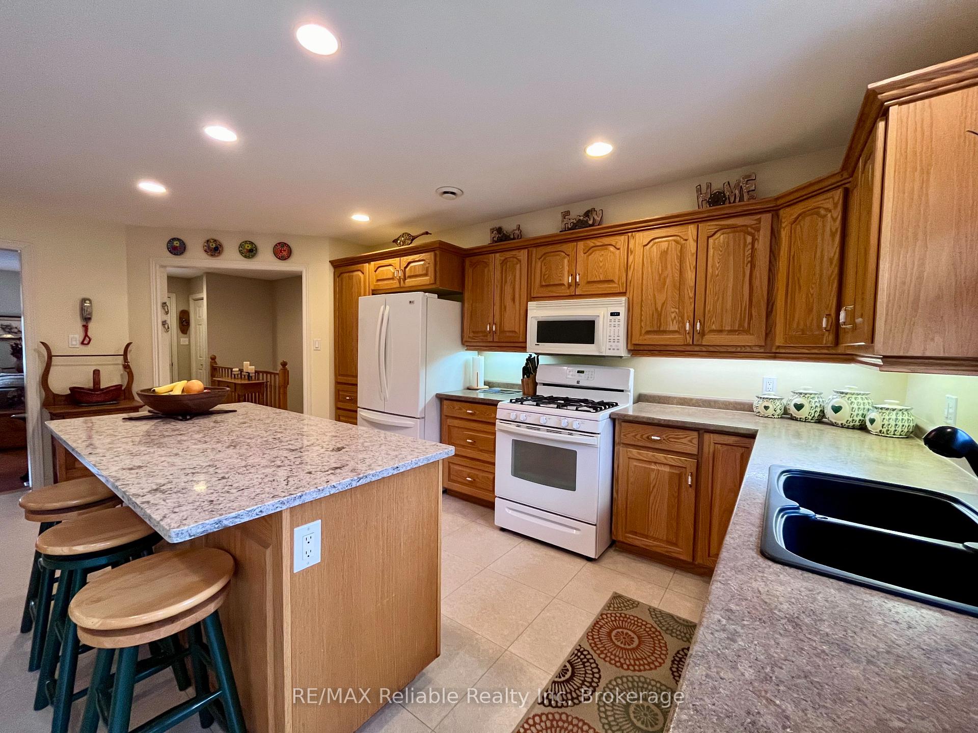 Photo 15 of 8 Beilby Street, Goderich, Goderich (Town) — HOMEH
