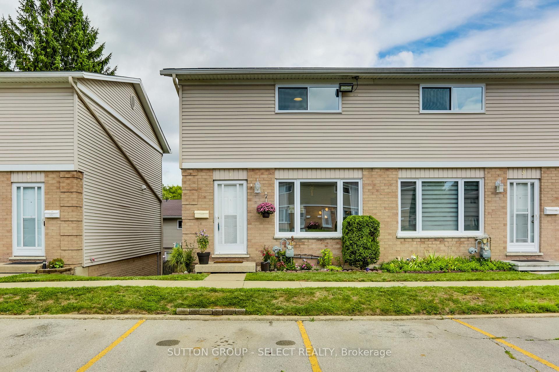 Front of Unit 7, 320 Westminster Avenue