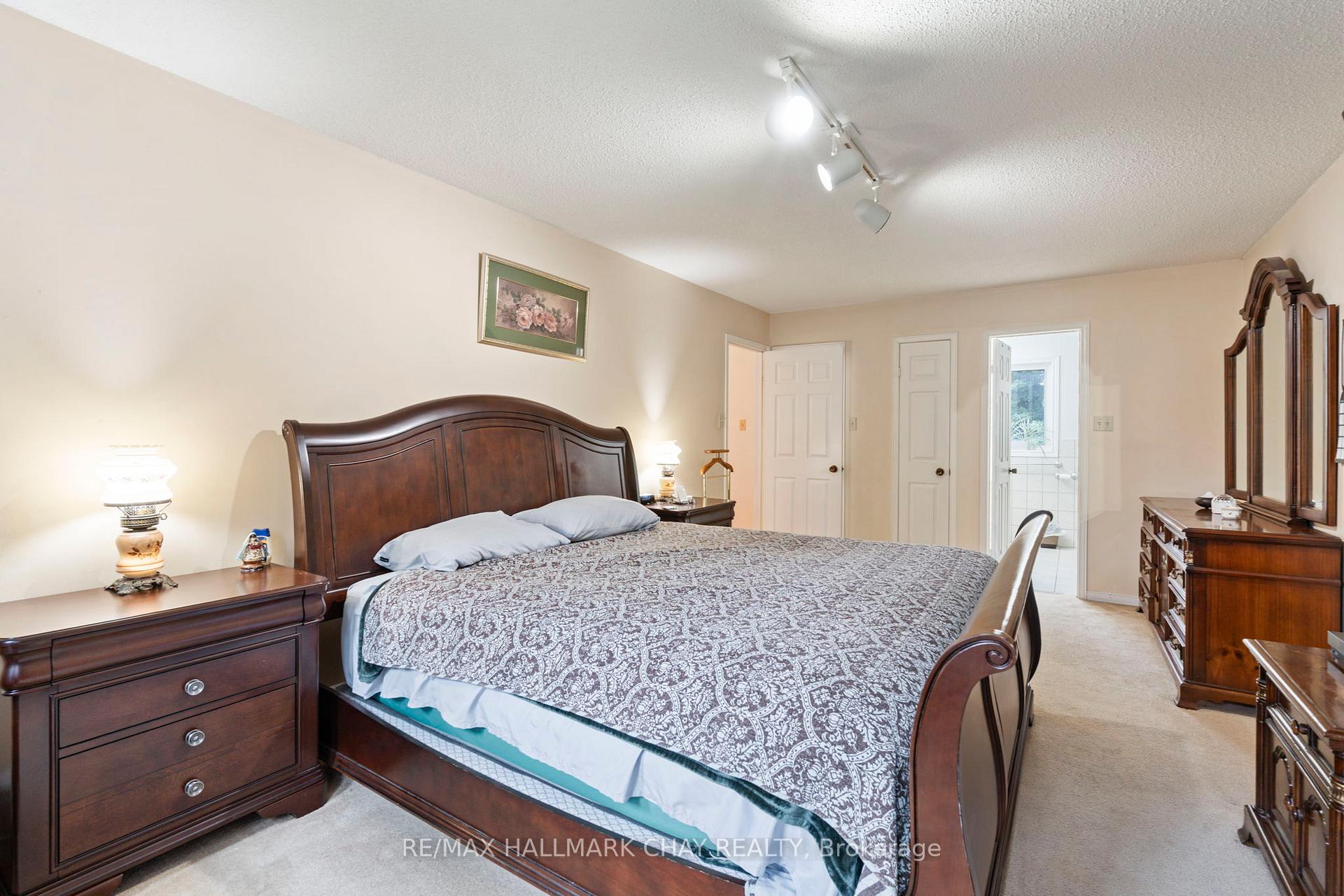 Photo 16 of 25 Trillium Crescent, Barrie, Allandale Heights — HOMEH
