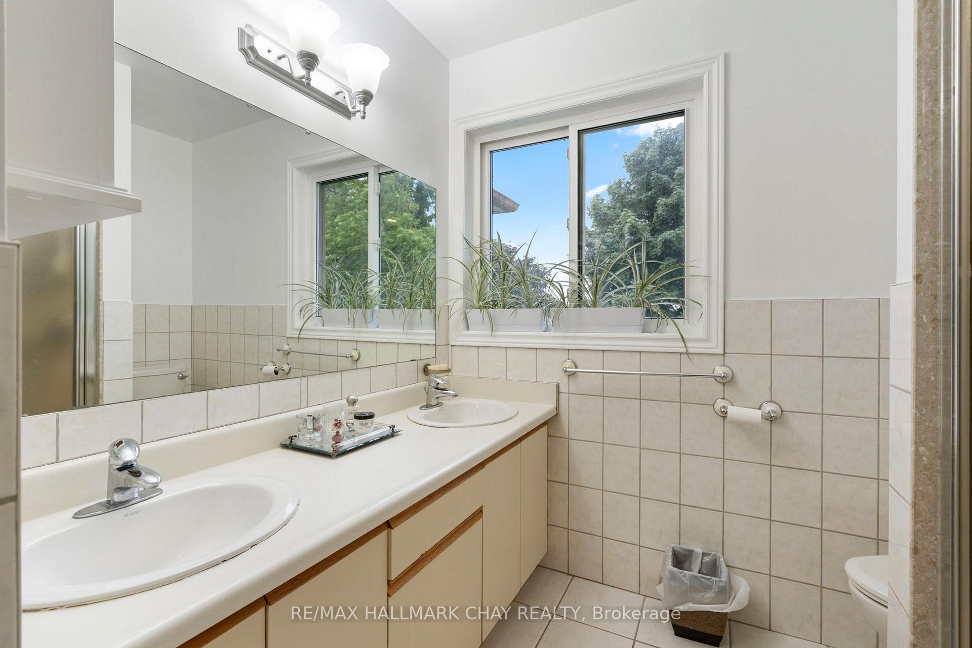 Photo 17 of 25 Trillium Crescent, Barrie, Allandale Heights — HOMEH