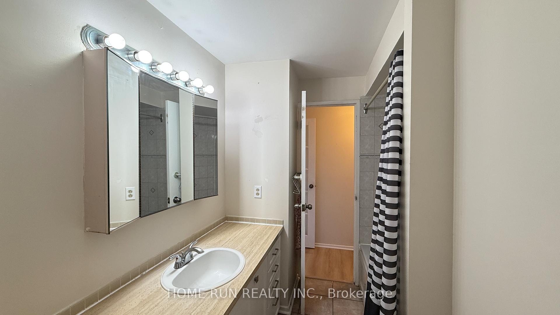 Photo 10 of Unit 218, 20 Chesterton Drive, Ottawa, Borden Farm/Stewart Farm/Carleton Heights/Parkwood Hills — HOMEH