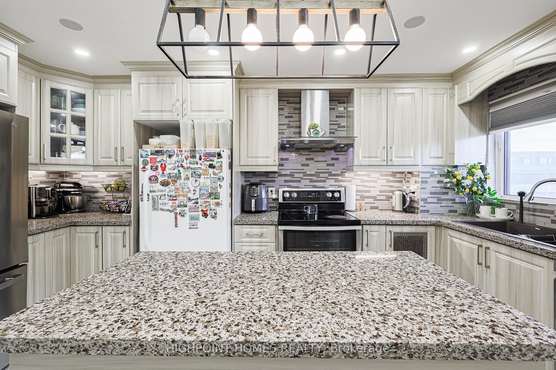 Photo 5 of Unit 315, 140 Leeward Glenway, Toronto, Flemingdon Park — HOMEH