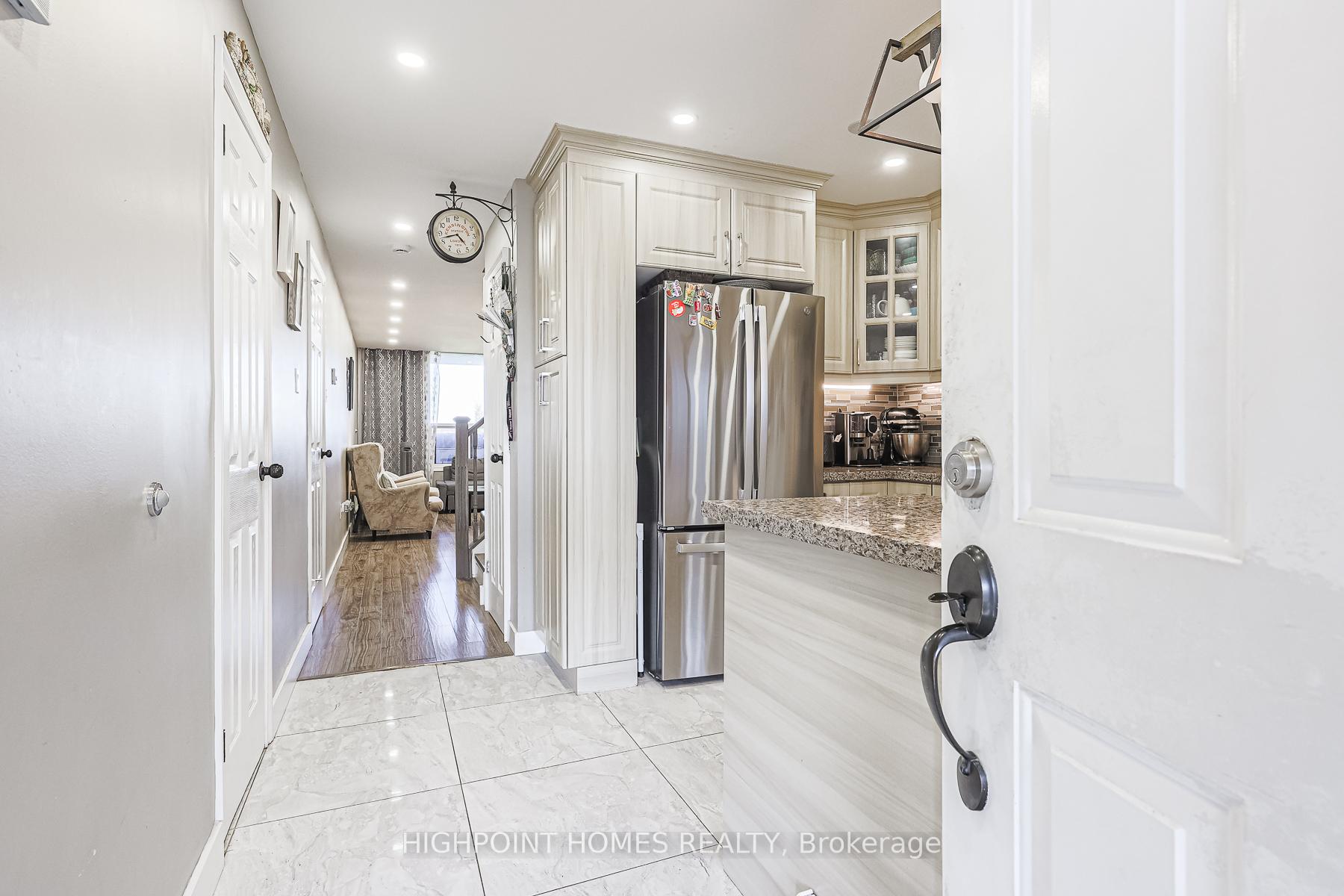 Photo 6 of Unit 315, 140 Leeward Glenway, Toronto, Flemingdon Park — HOMEH