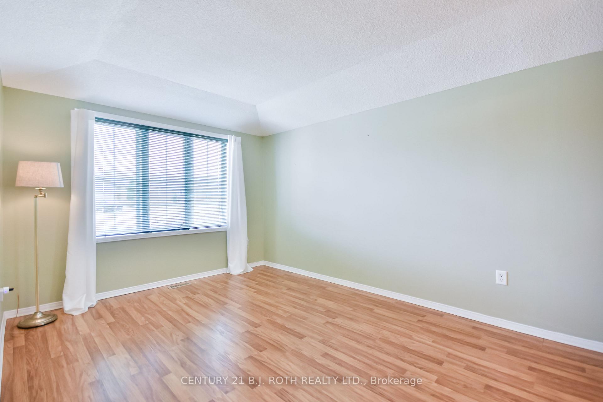 Photo 4 of 22 Osprey Ridge Road, Barrie, Little Lake — HOMEH