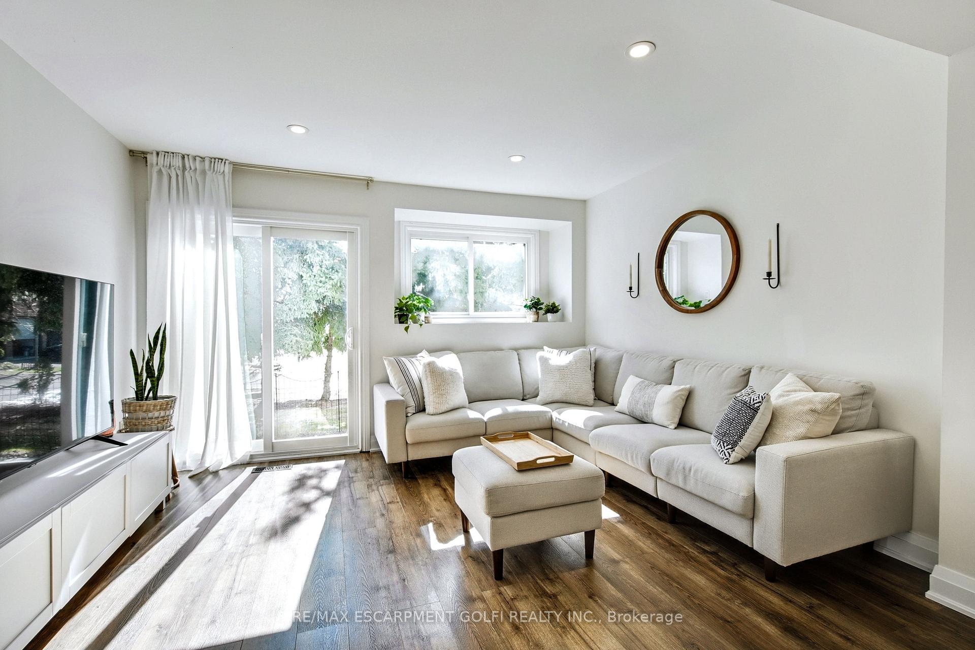 Photo 3 of Unit 10, 2920 Headon Forest Drive, Burlington, Headon — HOMEH