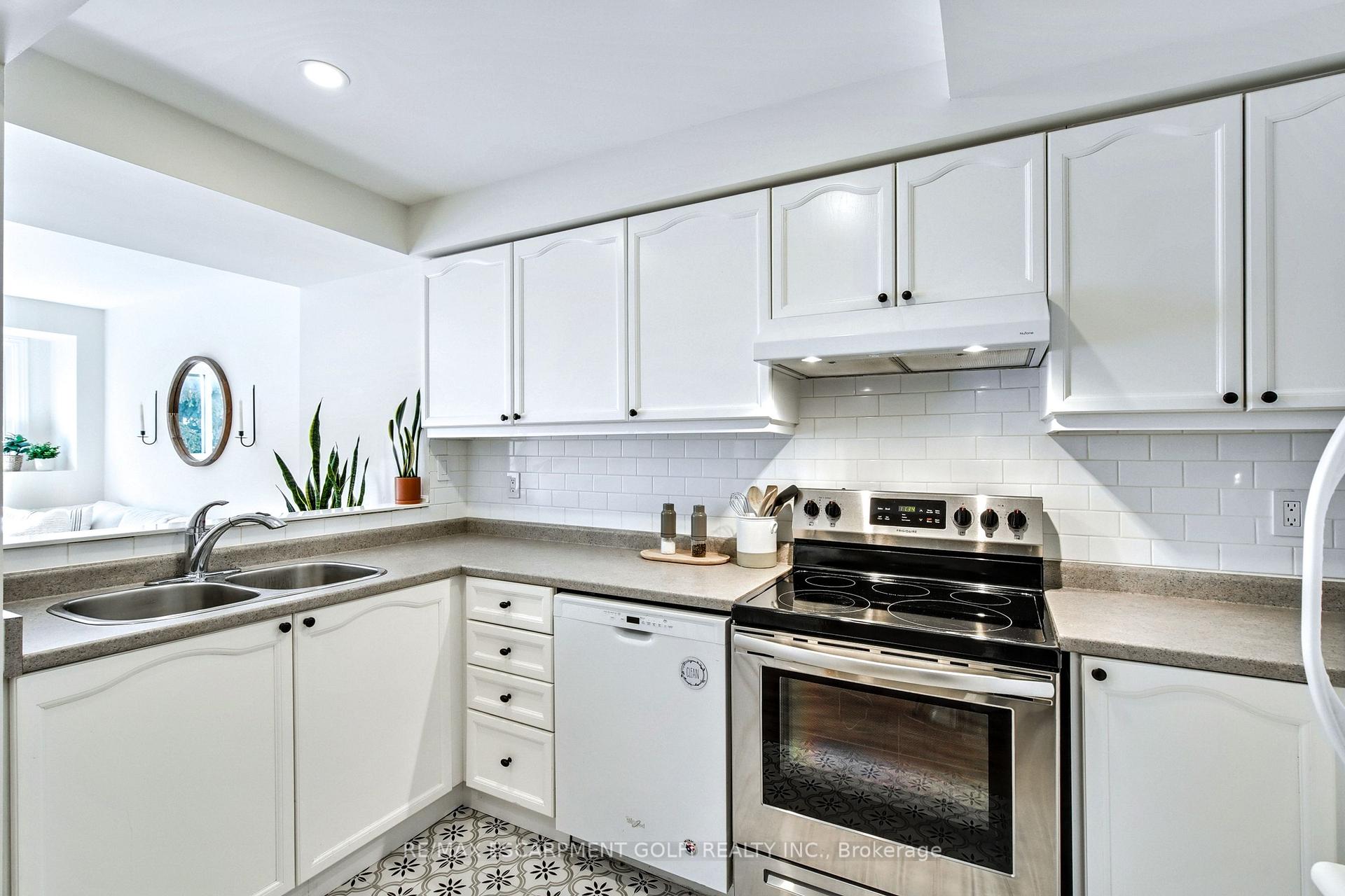 Photo 12 of Unit 10, 2920 Headon Forest Drive, Burlington, Headon — HOMEH