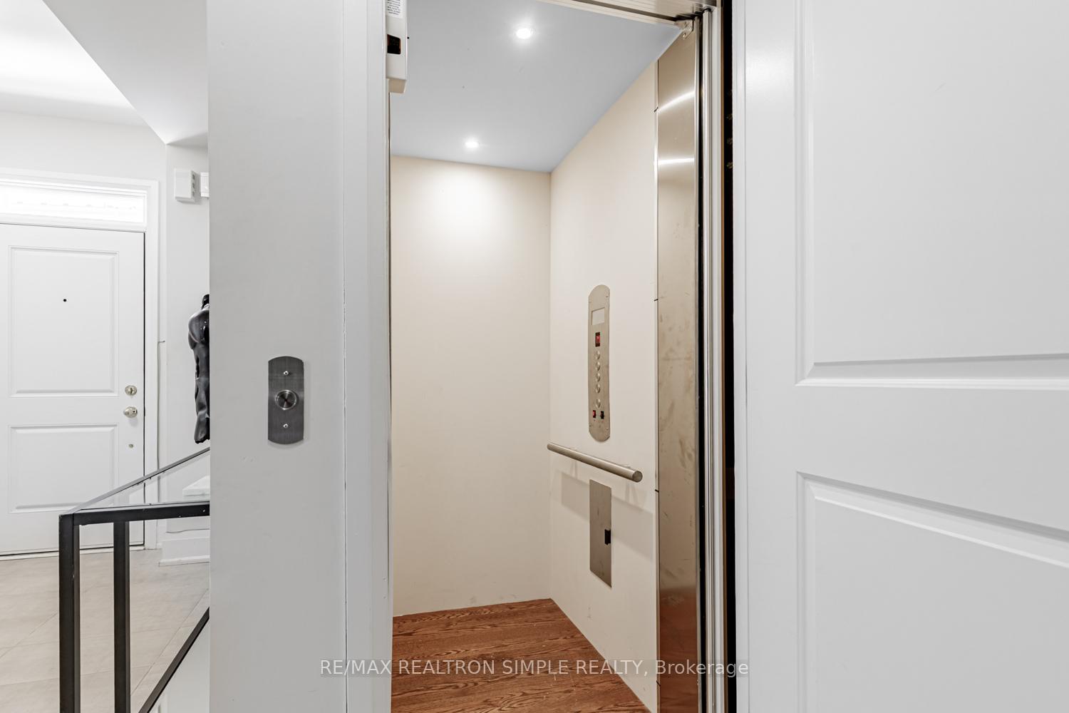 Photo 8 of 16 American Elm Way, Markham, Unionville — HOMEH