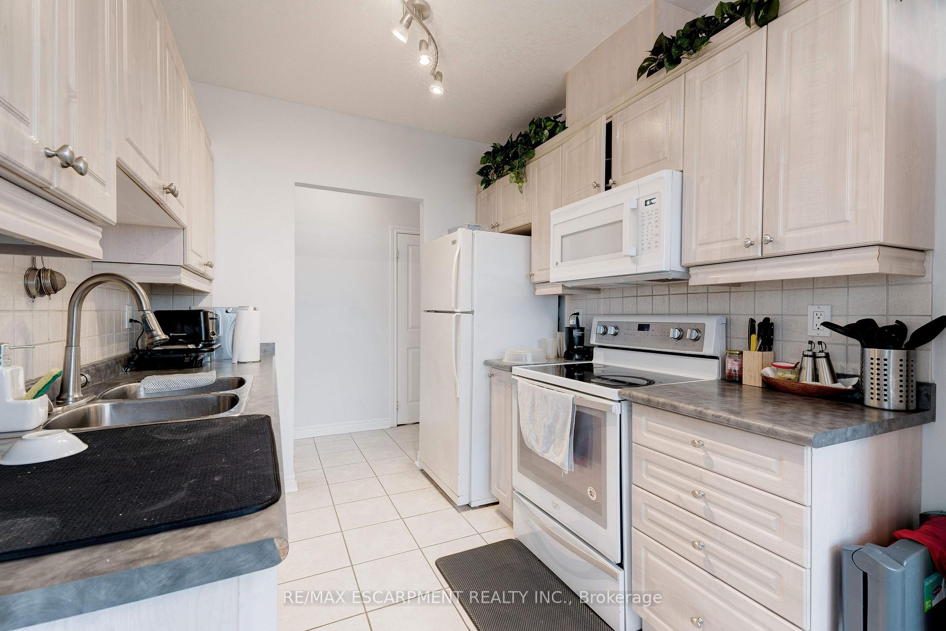 Photo 17 of Unit 904, 1998 Ironstone Drive, Burlington, Uptown — HOMEH